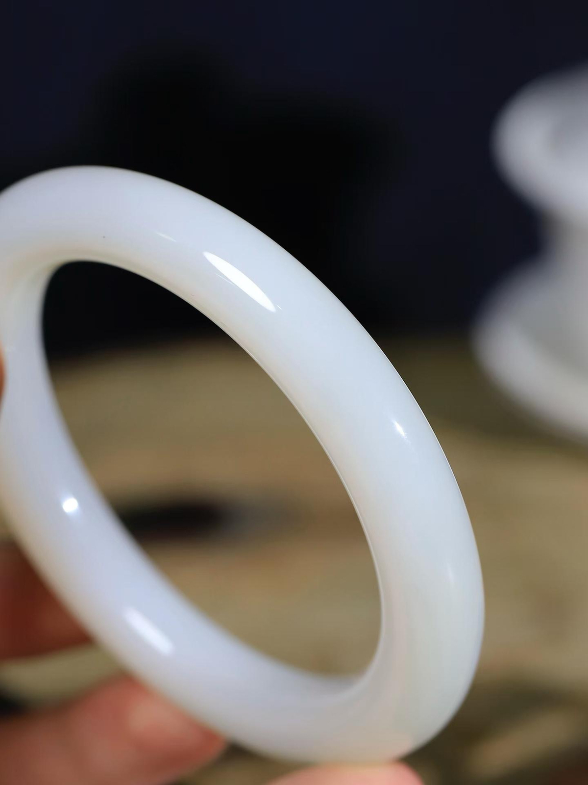 【玉佳人·手镯】

精品️和田玉白玉圆条圆条手镯 ，玉质细腻油润，做工细致精美，端庄素雅，亭亭玉立，芊芊素手。芊芊素手，怎能忘镯？秀美镯型，更显婀娜。内径63.5mm 尺寸12-12.2mm重81.5克69402680L