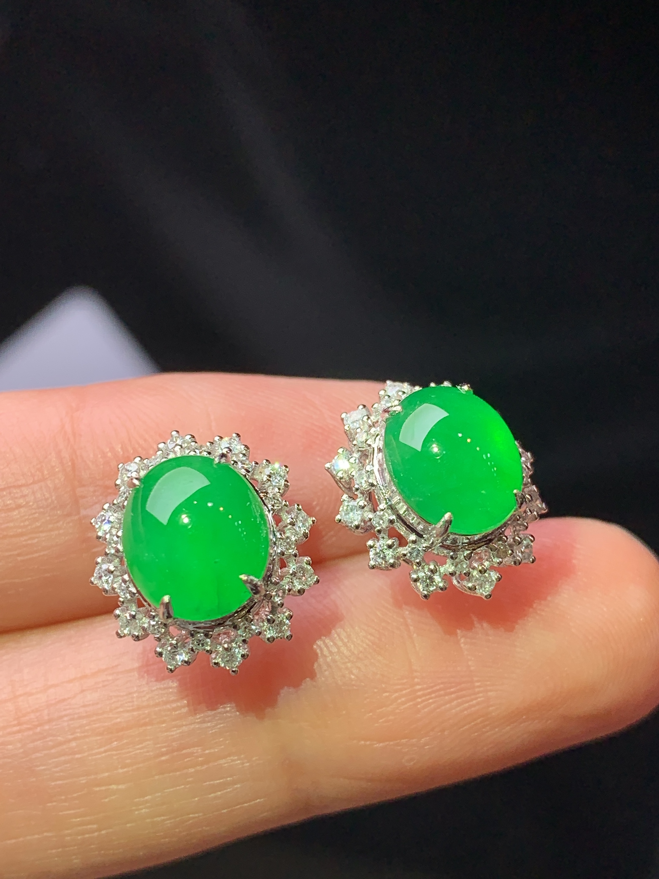 18k金钻镶嵌冰阳绿蛋面耳钉 玉质细腻 色泽艳丽清新 水润亮眼 整体尺寸13.6*12.3*8.8f
