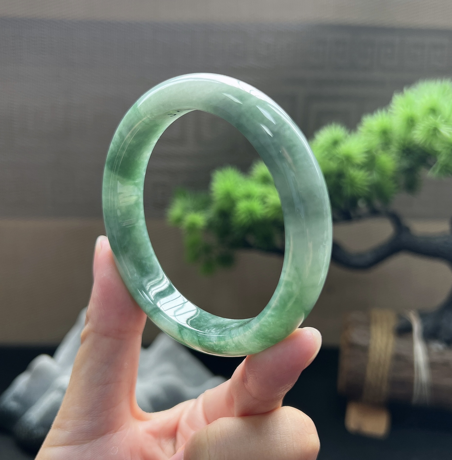 56正圈油青飘花手镯