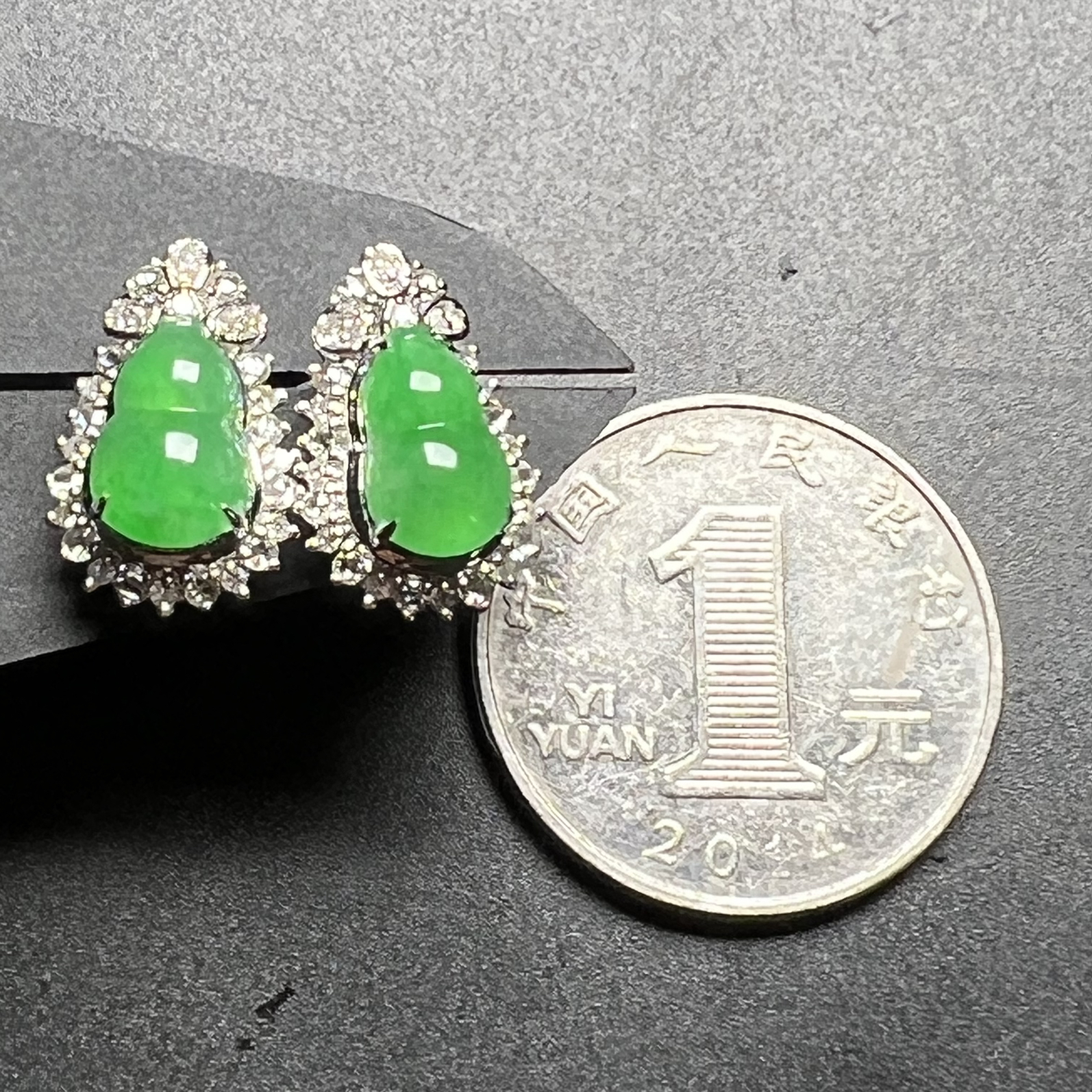 满色葫芦耳钉水头足饱满，整体尺寸16*10.7*8.2 祼石尺寸9.5*6.1*4