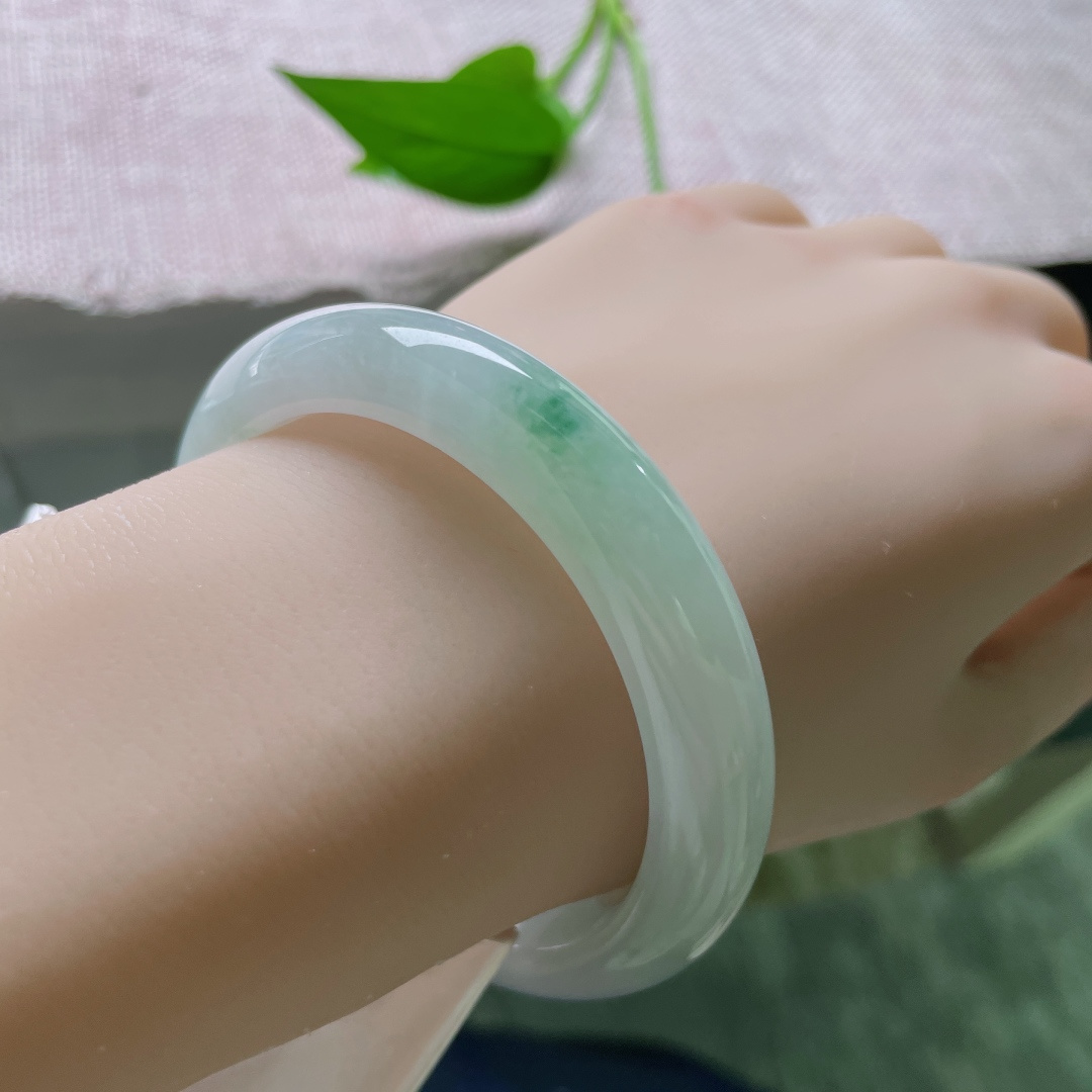 55.9/11.3/8.4飘花正圈，水润细腻，一抹飘花，倾心秀丽，无裂，ss51460a