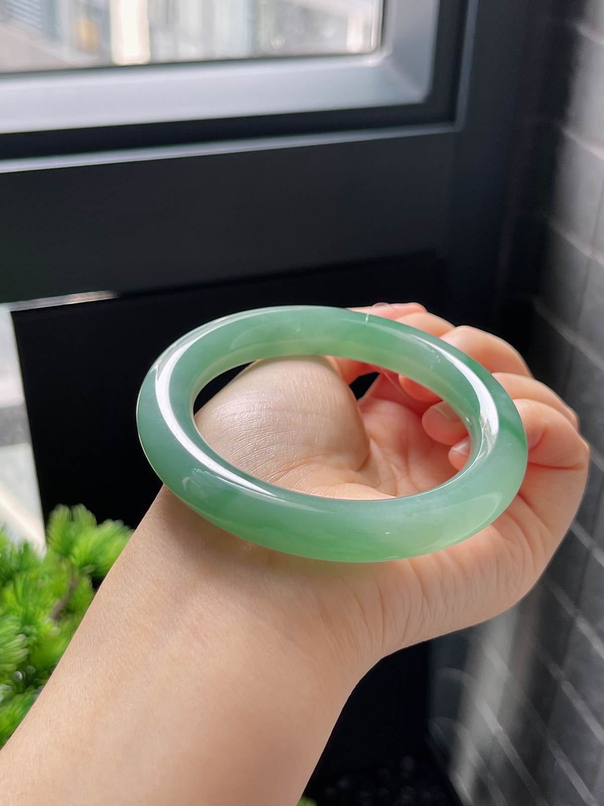 圆镯57.5圈口，翡翠冰糯种绿色手镯