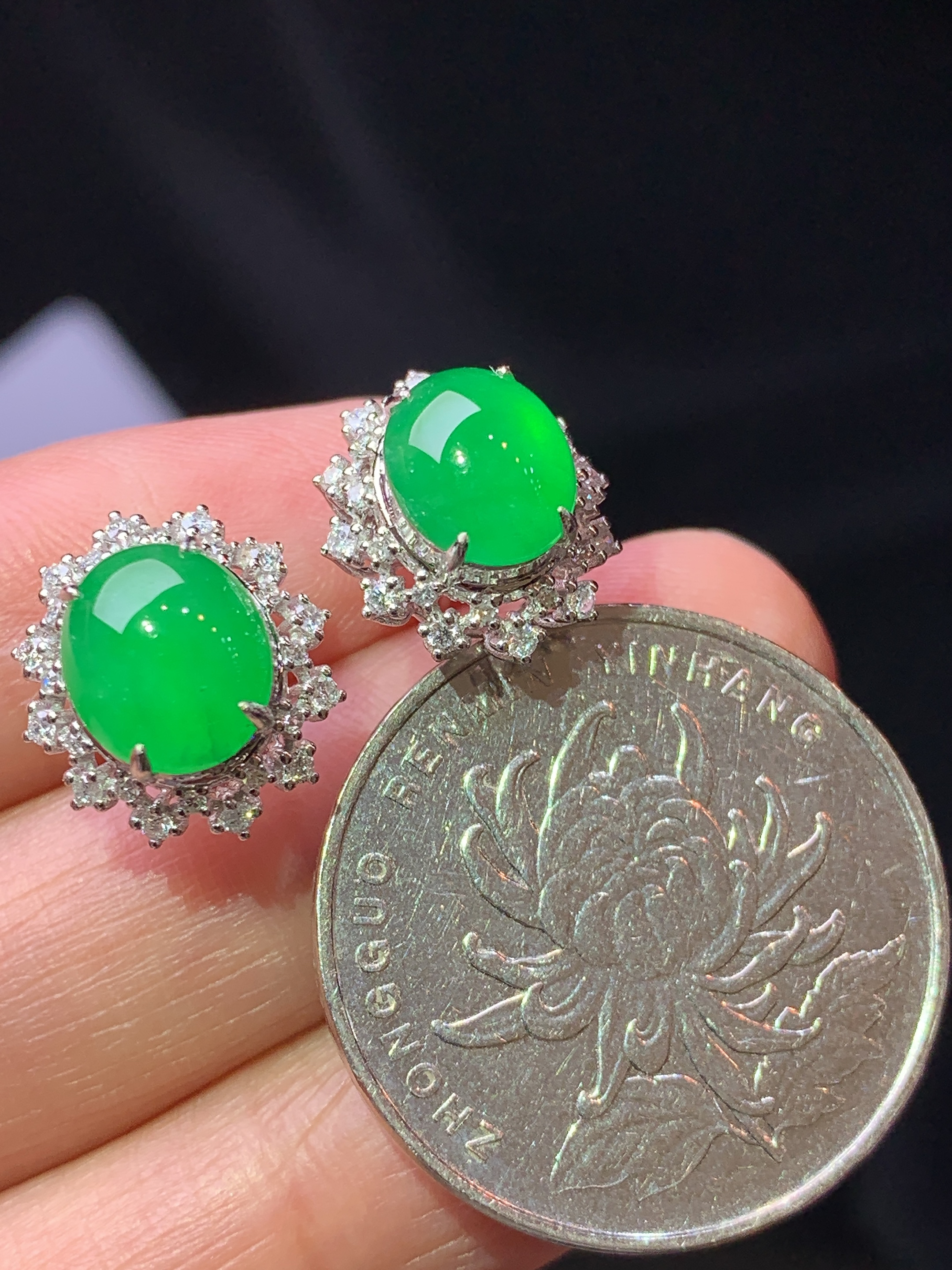 18k金钻镶嵌冰阳绿蛋面耳钉 玉质细腻 色泽艳丽清新 水润亮眼 整体尺寸13.6*12.3*8.8f1
