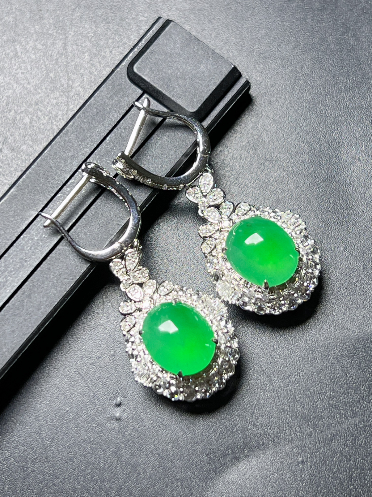 满绿耳坠种好色阳，整体尺寸33.5*15*10.5裸石尺寸10*8.5*4.3