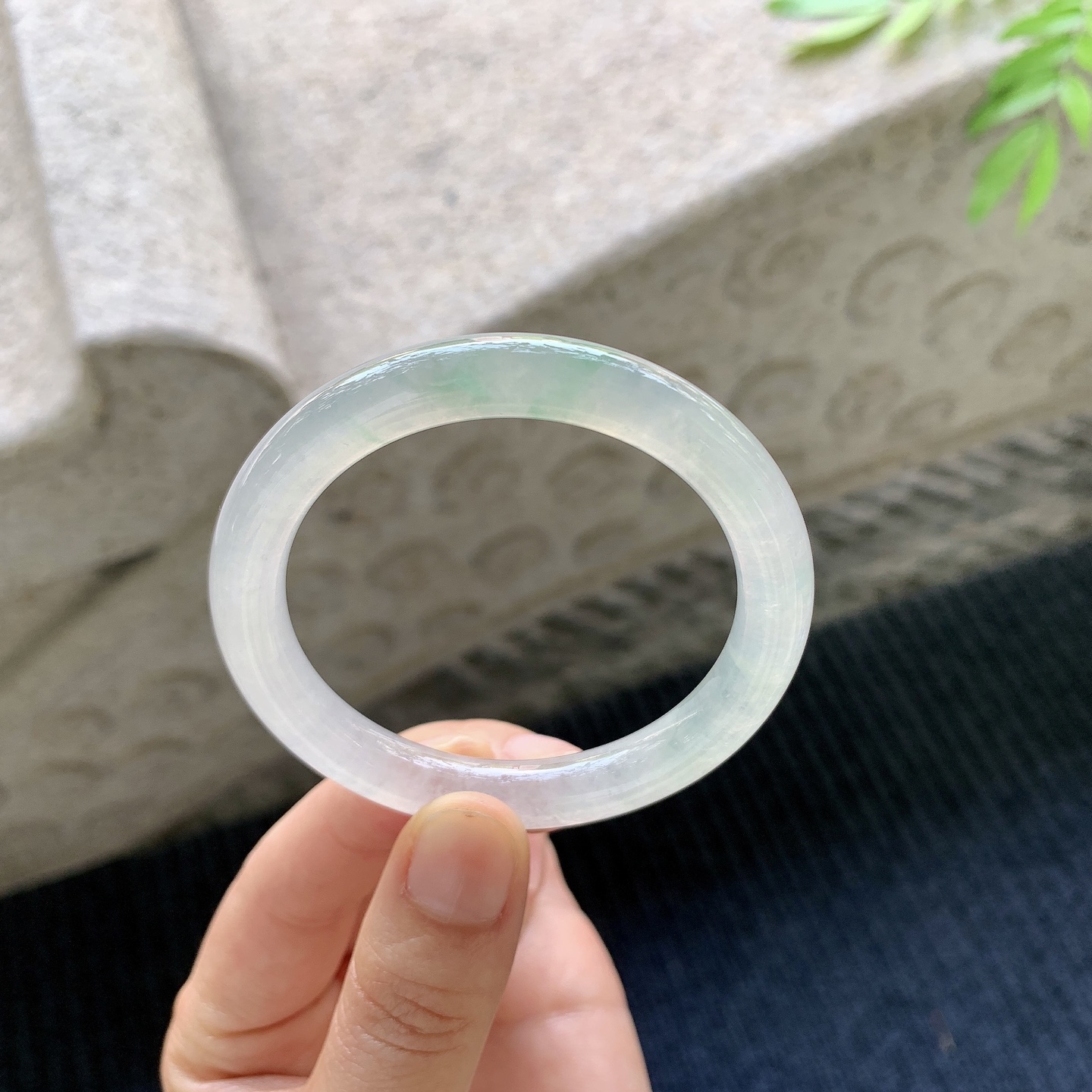 圆条49 50 【圈口】50/8.2/7.9 【编码】C5042713 【描述】冰糯飘绿，水润，种老，细腻，有絮线