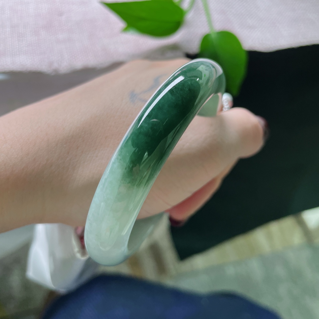 56.9/12/8，油青正圈，肉质细腻，水润，深浅相依，别有意境，一点皮纹不显，ss49281a