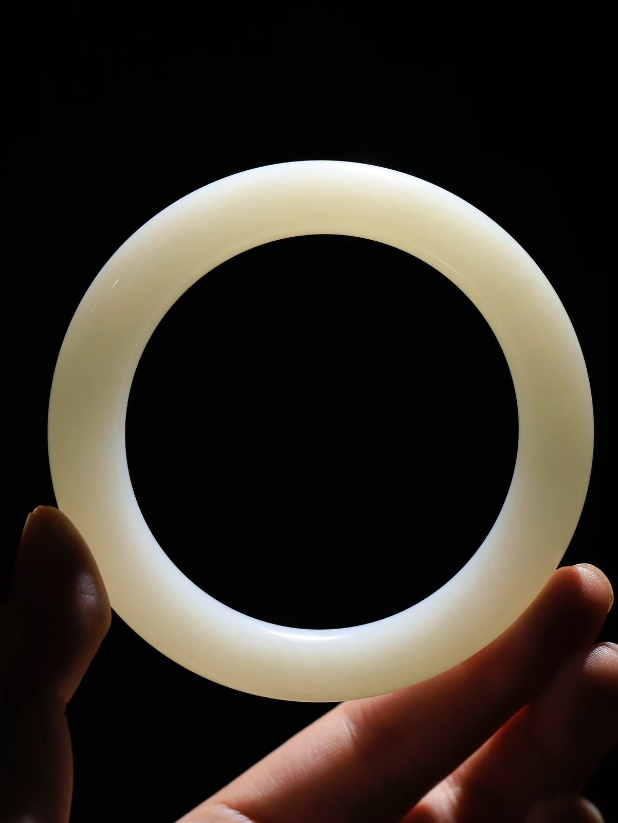 【玉佳人·手镯】

精品️和田玉白玉圆条圆条手镯 ，玉质细腻油润，做工细致精美，端庄素雅，亭亭玉立，芊芊素手。芊芊素手，怎能忘镯？秀美镯型，更显婀娜。内径63.5mm 尺寸12-12.2mm重81.5克69402680L