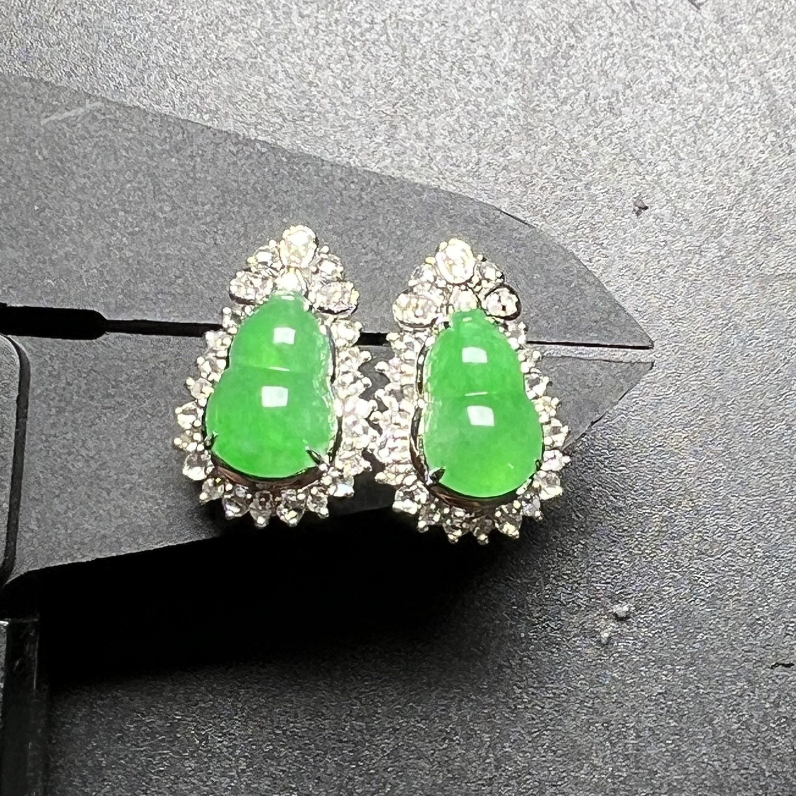 满色葫芦耳钉水头足饱满，整体尺寸16*10.7*8.2 祼石尺寸9.5*6.1*4