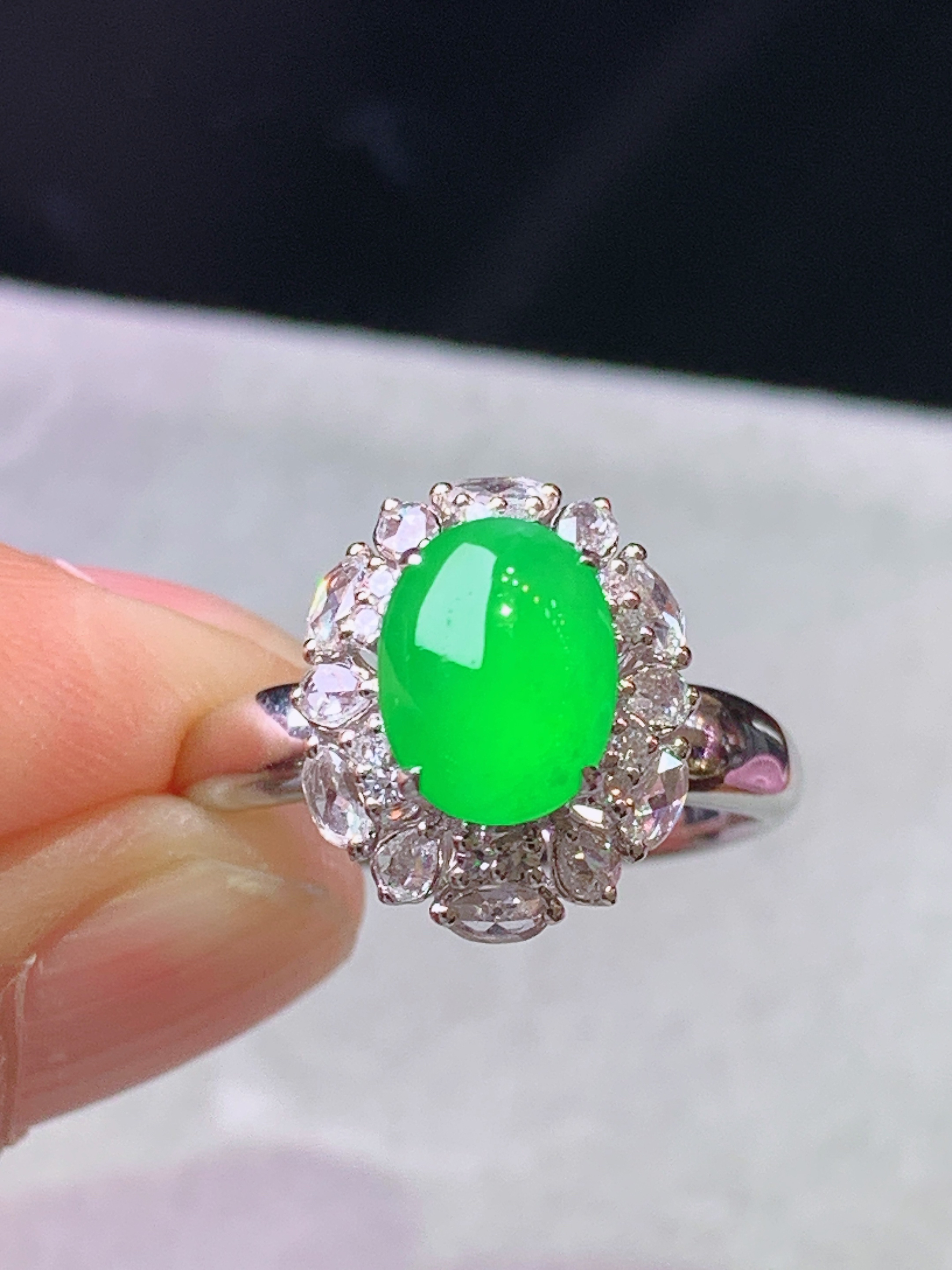 18k金钻镶嵌冰阳绿蛋面戒指 玉质细腻 色泽艳丽清新 水润亮眼 圈口14 整体尺寸13.5*11.5