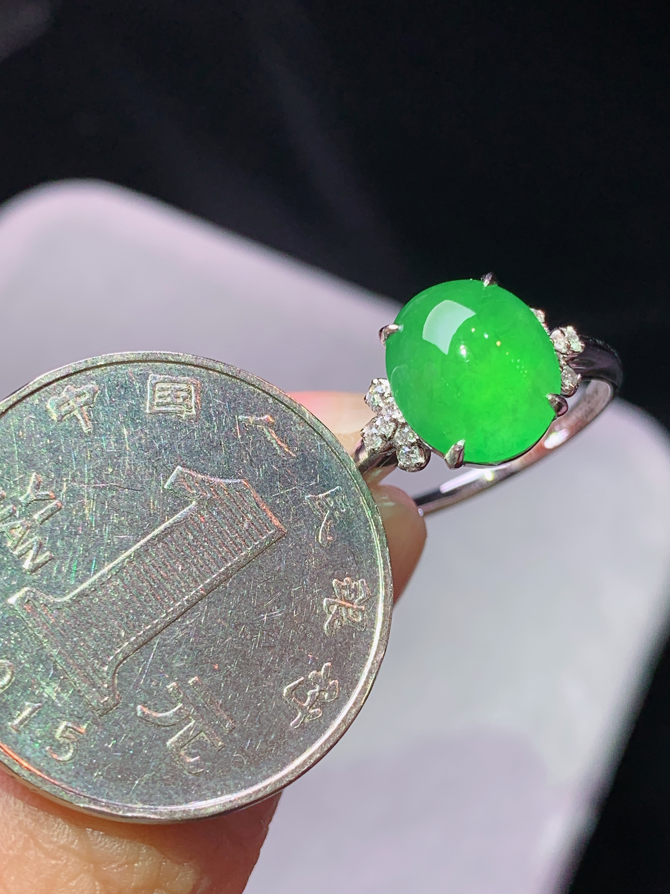 18k金钻镶嵌冰阳绿蛋面戒指 玉质细腻 色泽艳丽清新 水润亮眼 圈口14 裸石尺寸10.2*8.65f1