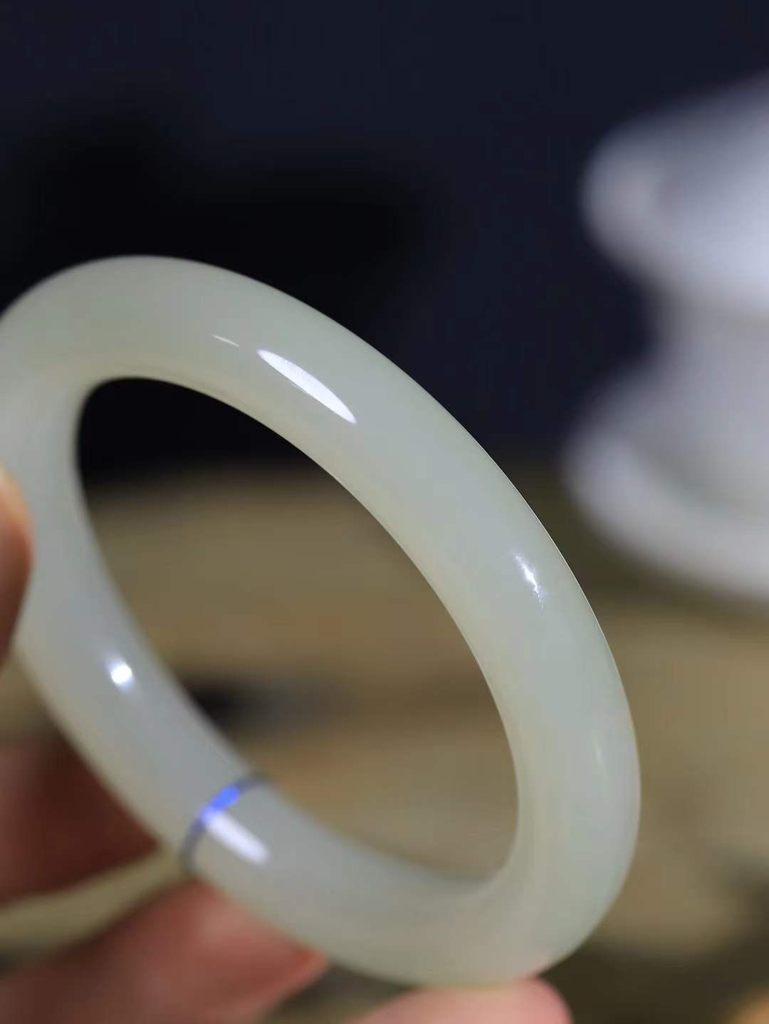 【腕间柔情.手镯】   

精品和田玉荔枝冻手镯 玉质温润细腻 油性十足 古朴秀雅 轻抚岁月的栏杆软香温玉，腕间玉镯轻轻晃动，令人情动心间，撷一缕月末的芬芳，把心思铺陈，时光静美，惟有你最温柔。重62克   尺寸58.5-11.3-10.9mm  46402255A