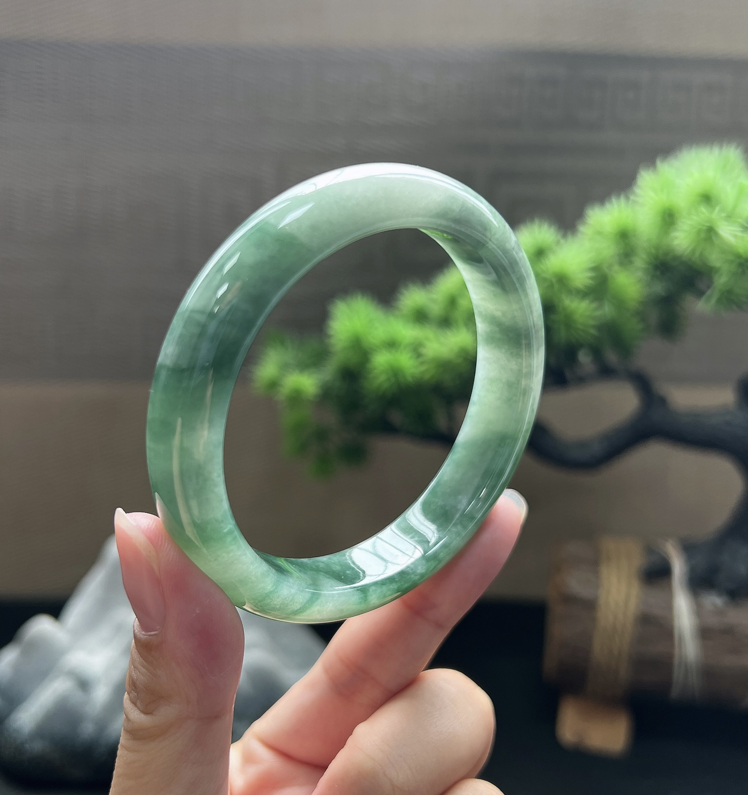 56正圈油青飘花手镯