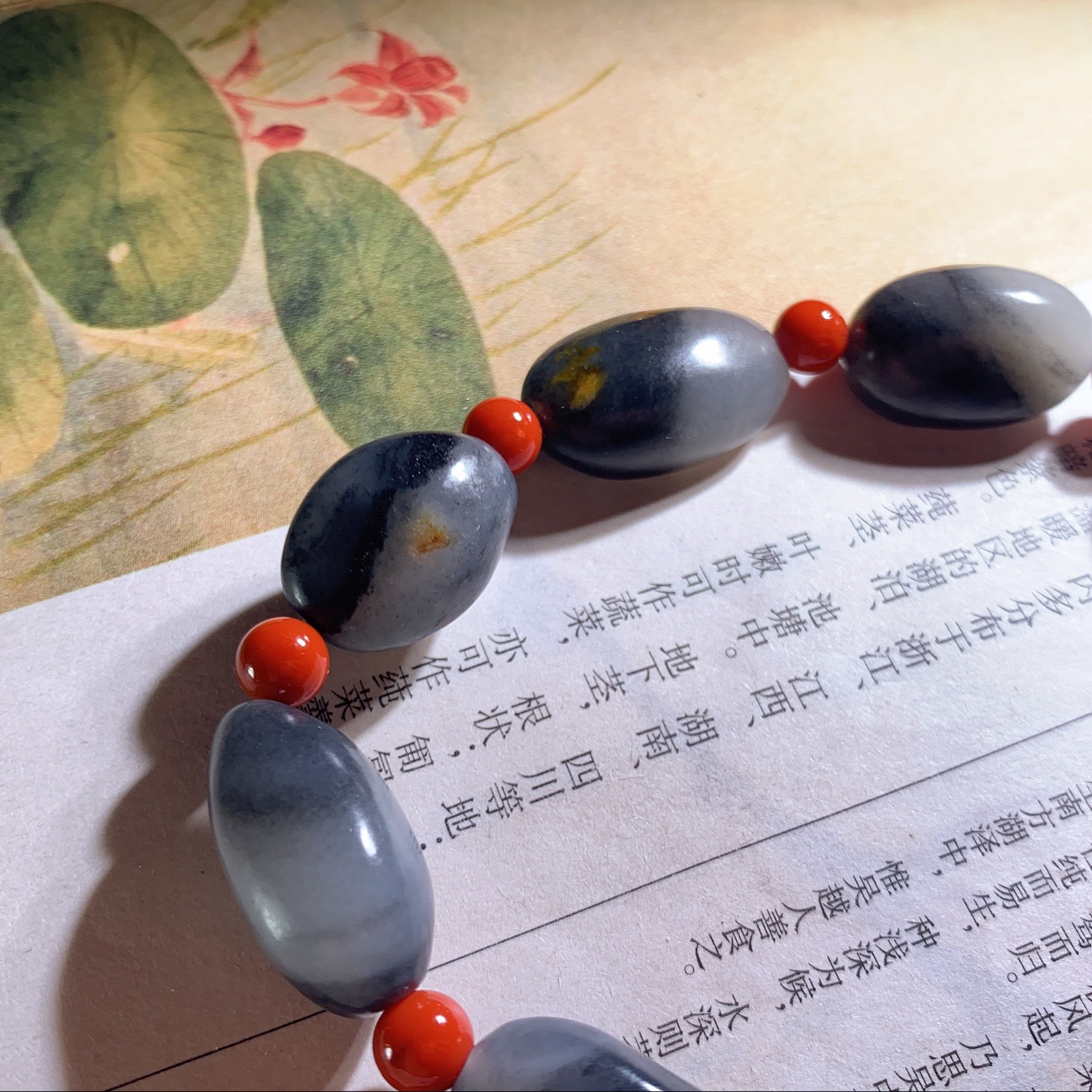 新疆和田玉籽料青花原石手串 单颗尺寸19/11/10重30.5克。玉质细腻油润。手推出油。佩戴高端典雅。lt260424