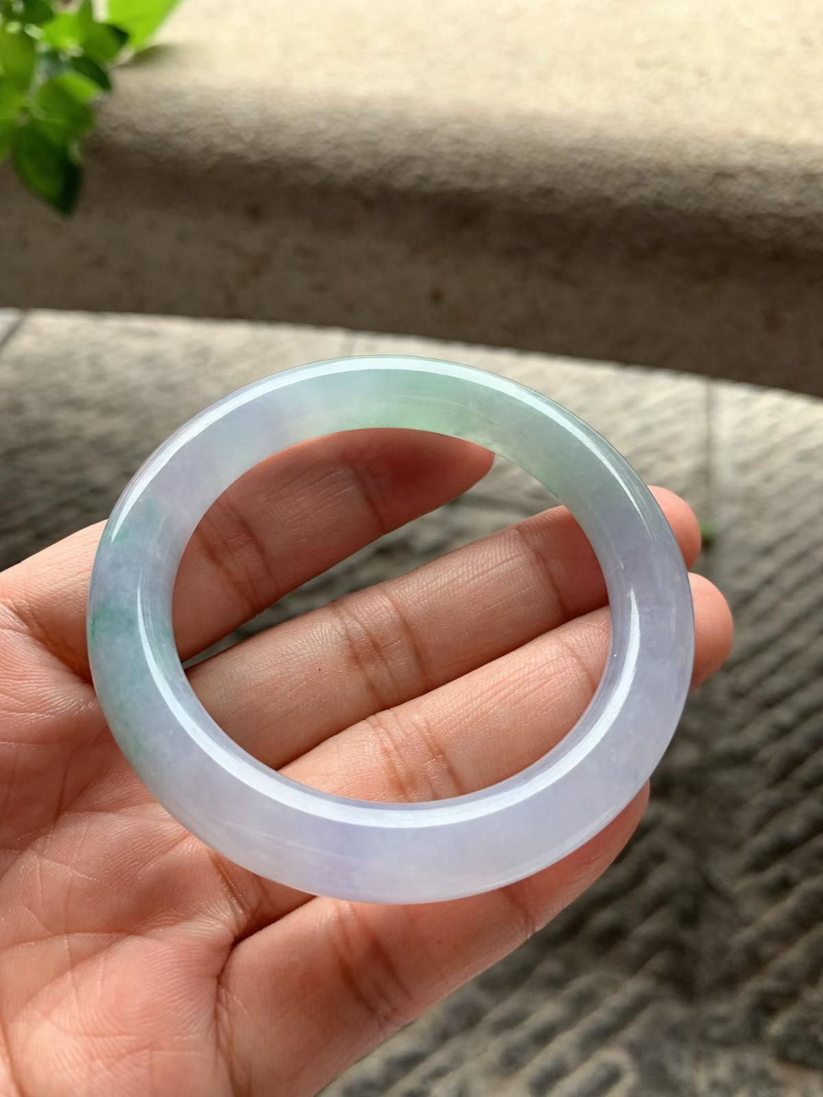 春彩圆条手镯尺寸51.5*9.8*9.5 种质细腻，通透水润，紫绿相间，色彩鲜艳，漂亮醒目！