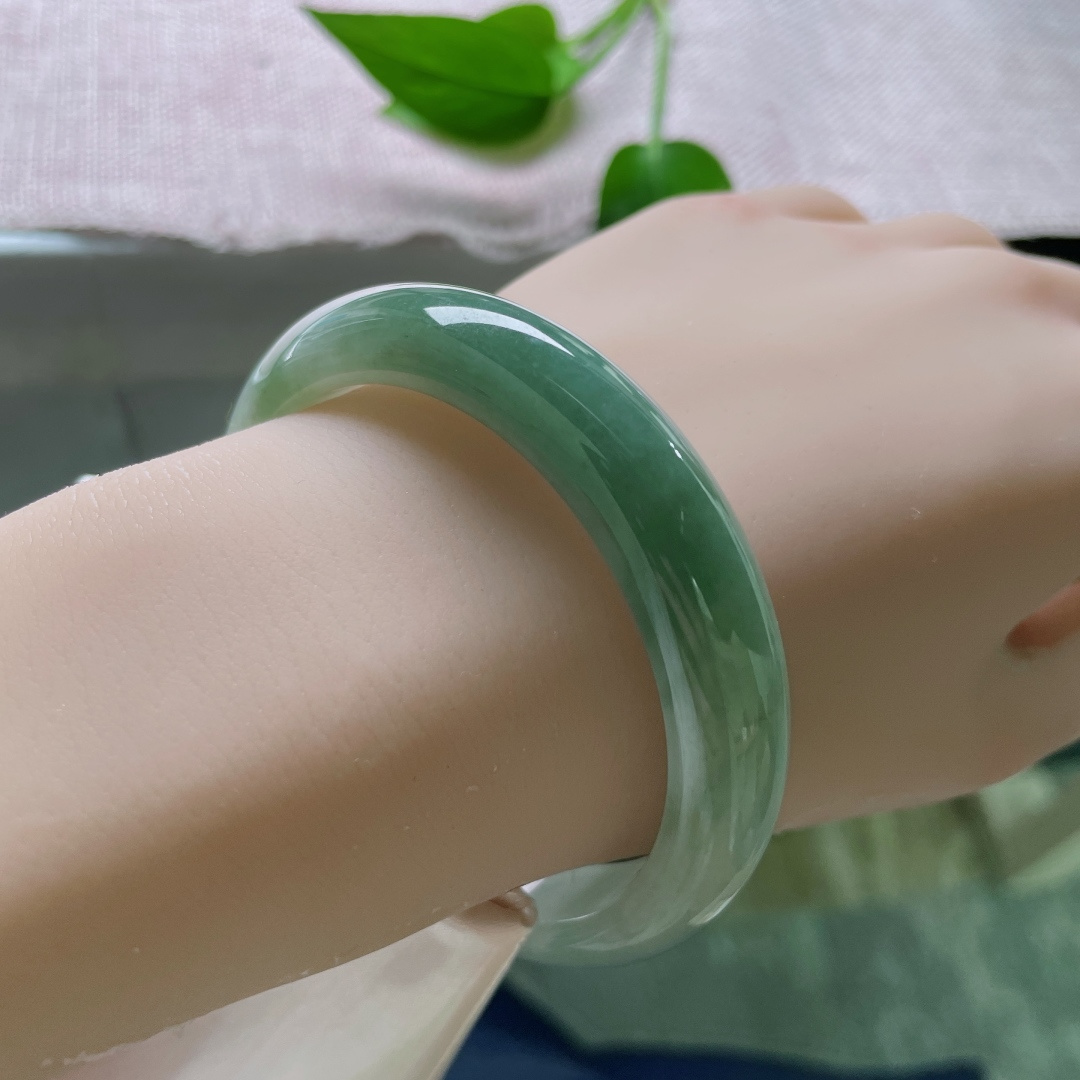 56.4/12.2/7.5，油绿底正圈，颜色渐变，水润，种老，一镯两戴，有棉线，ss48626a