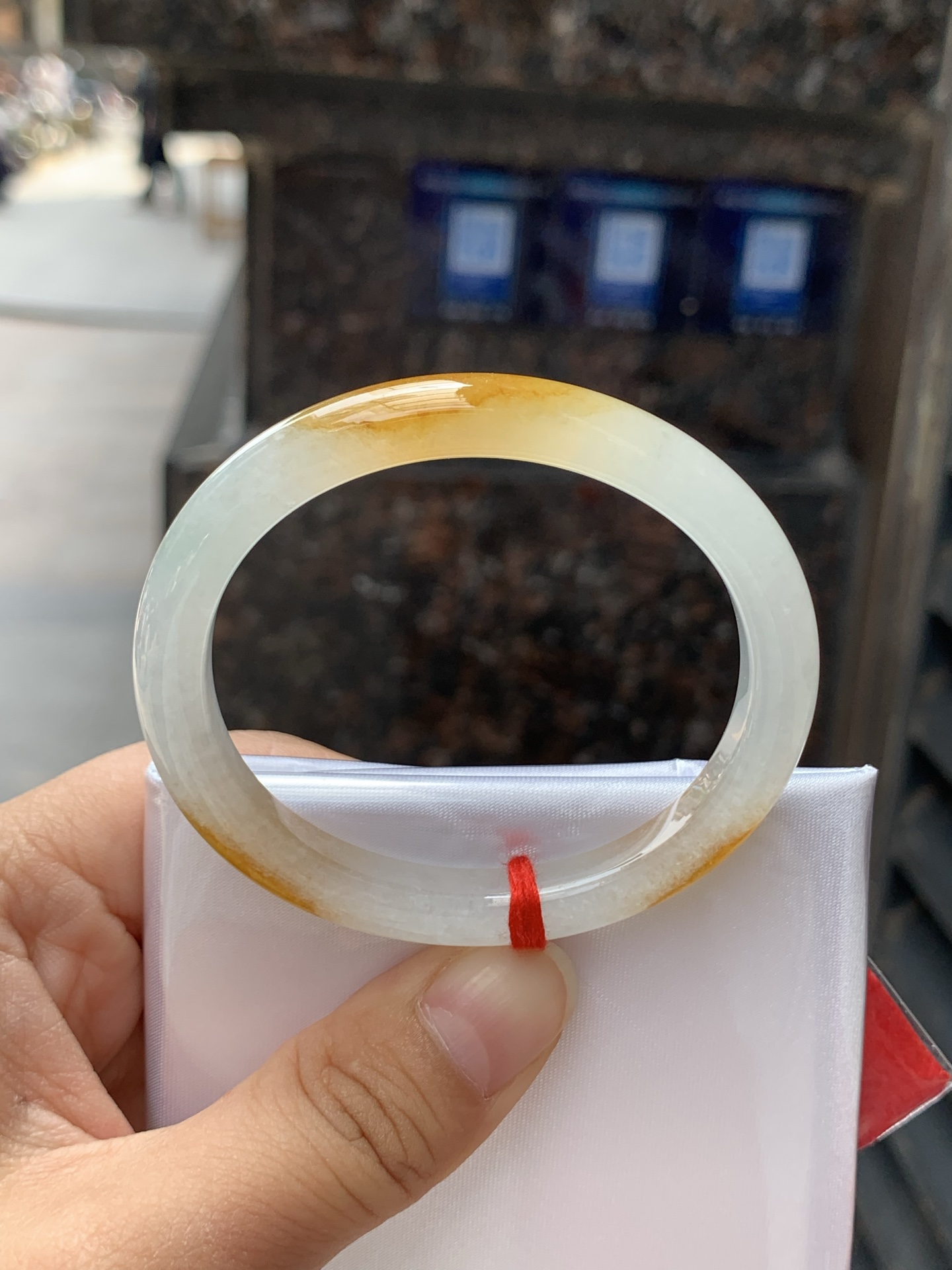 冰黄翡贵妃，51.3-44.2-7.8-6.6，0426-66-01939，底妆冰透有光感，果冻底，像刚切开的百香果果肉，清润透亮，水头十足显白不挑皮，无裂