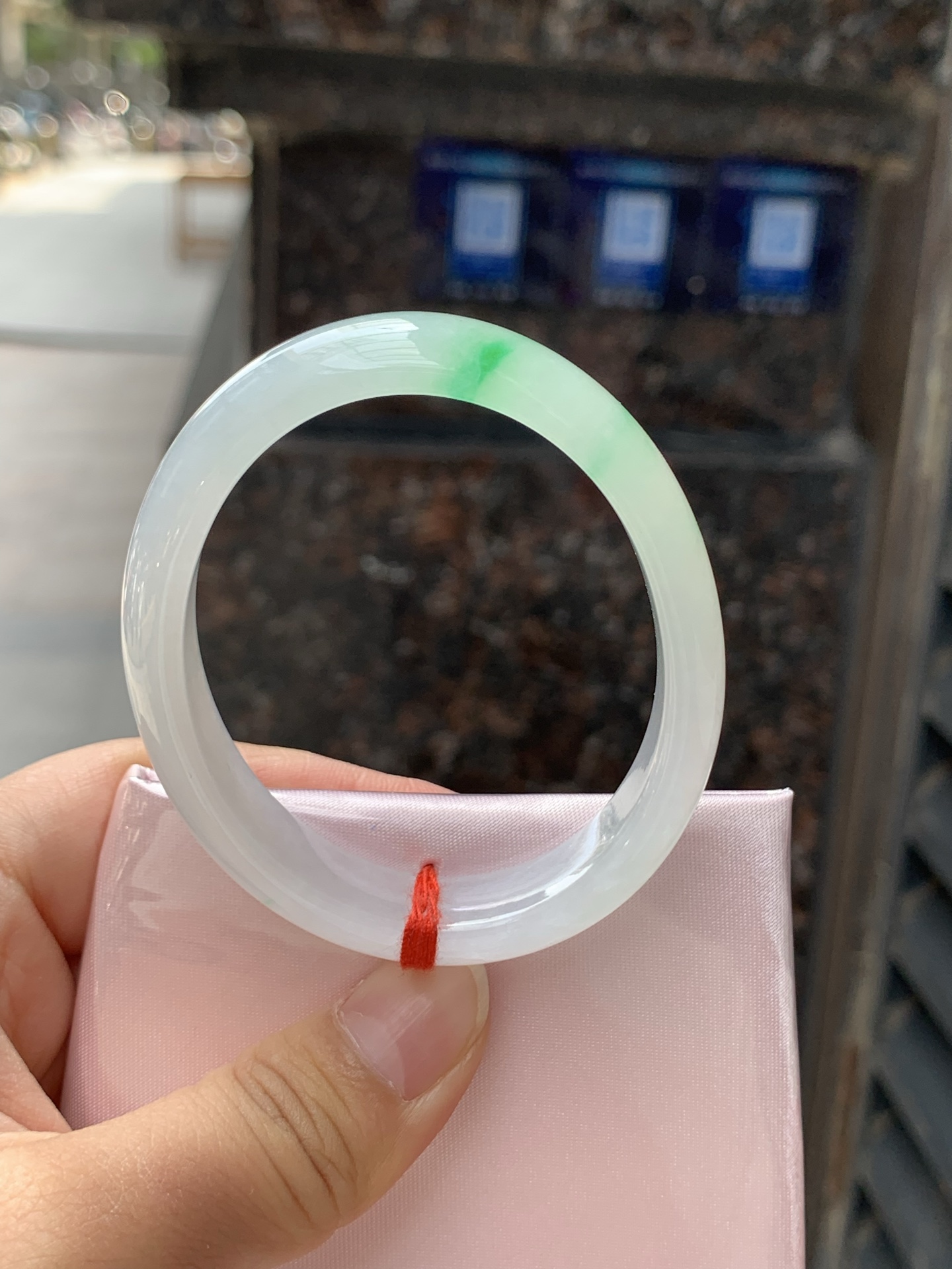 冰飘阳绿贵妃，53.4-45.2-11.5-11.2，0426-N544，打灯棉线，底妆冰透润细腻，飘一抹冰阳绿花，鲜艳得像新冒头的嫩芽，灵动清新，即柔和又充满生机。