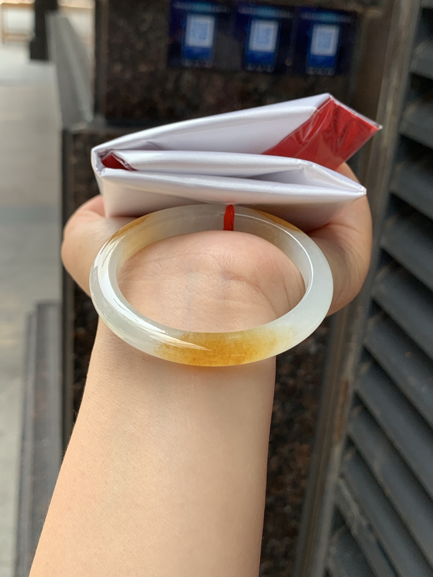 冰黄翡贵妃，51.3-44.2-7.8-6.6，0426-66-01939，底妆冰透有光感，果冻底，像刚切开的百香果果肉，清润透亮，水头十足显白不挑皮，无裂