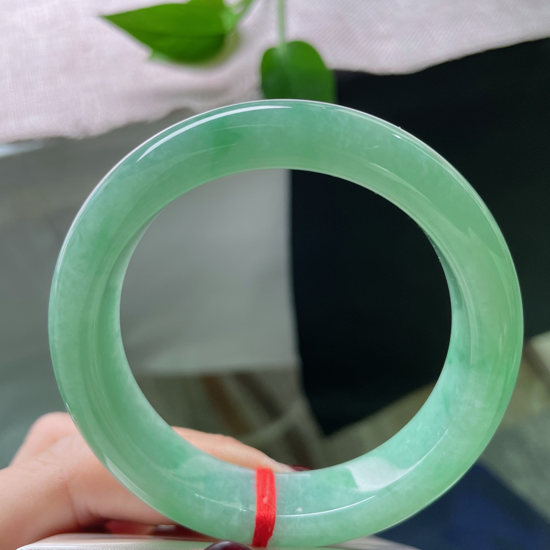 55.6/13.9/9绿底正圈，水润细腻，茶烟氤氲，染透一室江南。无裂。ss50855a