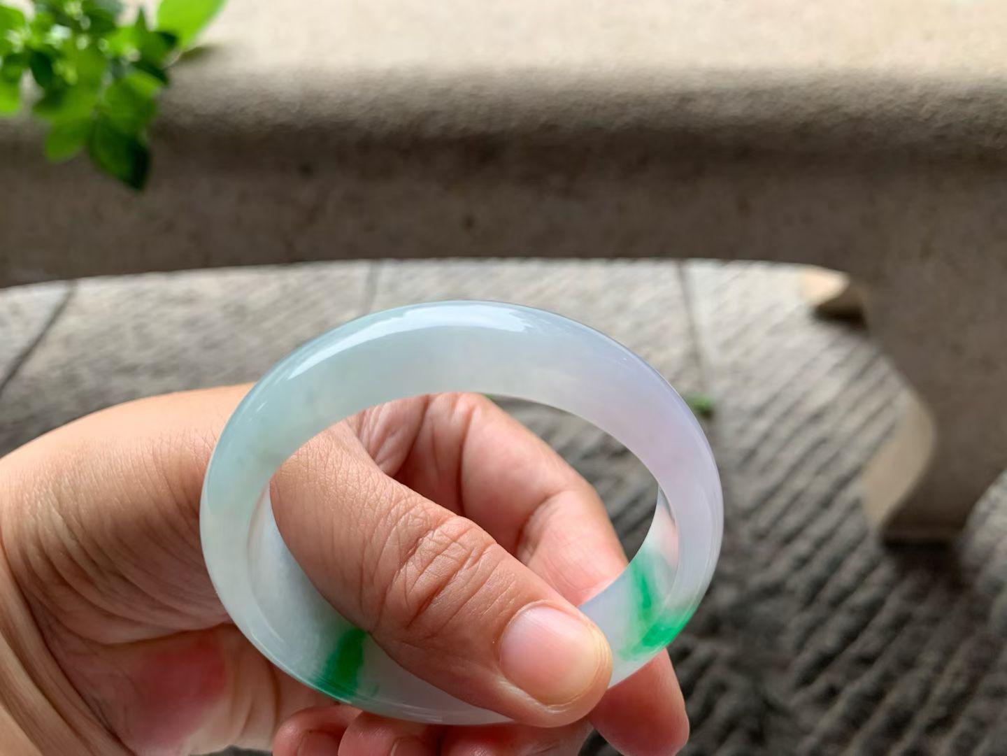 正阳绿正圈手镯尺寸52.5*14.5*7.5 老种通透，纯净细腻，胶润水足，微淡粉底，翠色正阳鲜辣，青翠耀眼，贵气十足！