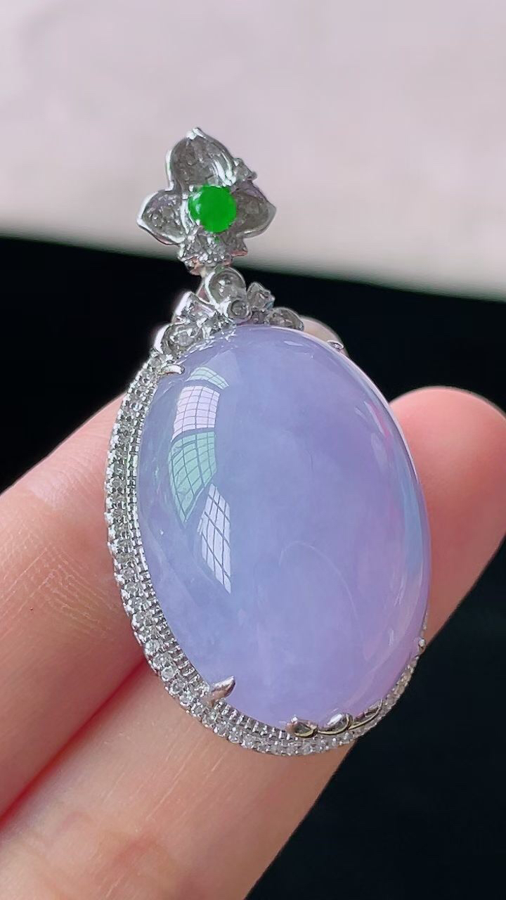 【翡翠名称】18K金豪华镶钻石冰紫鸽子蛋吊坠
【翡翠尺寸】含金42.2/21.2/15mm
【翡翠描