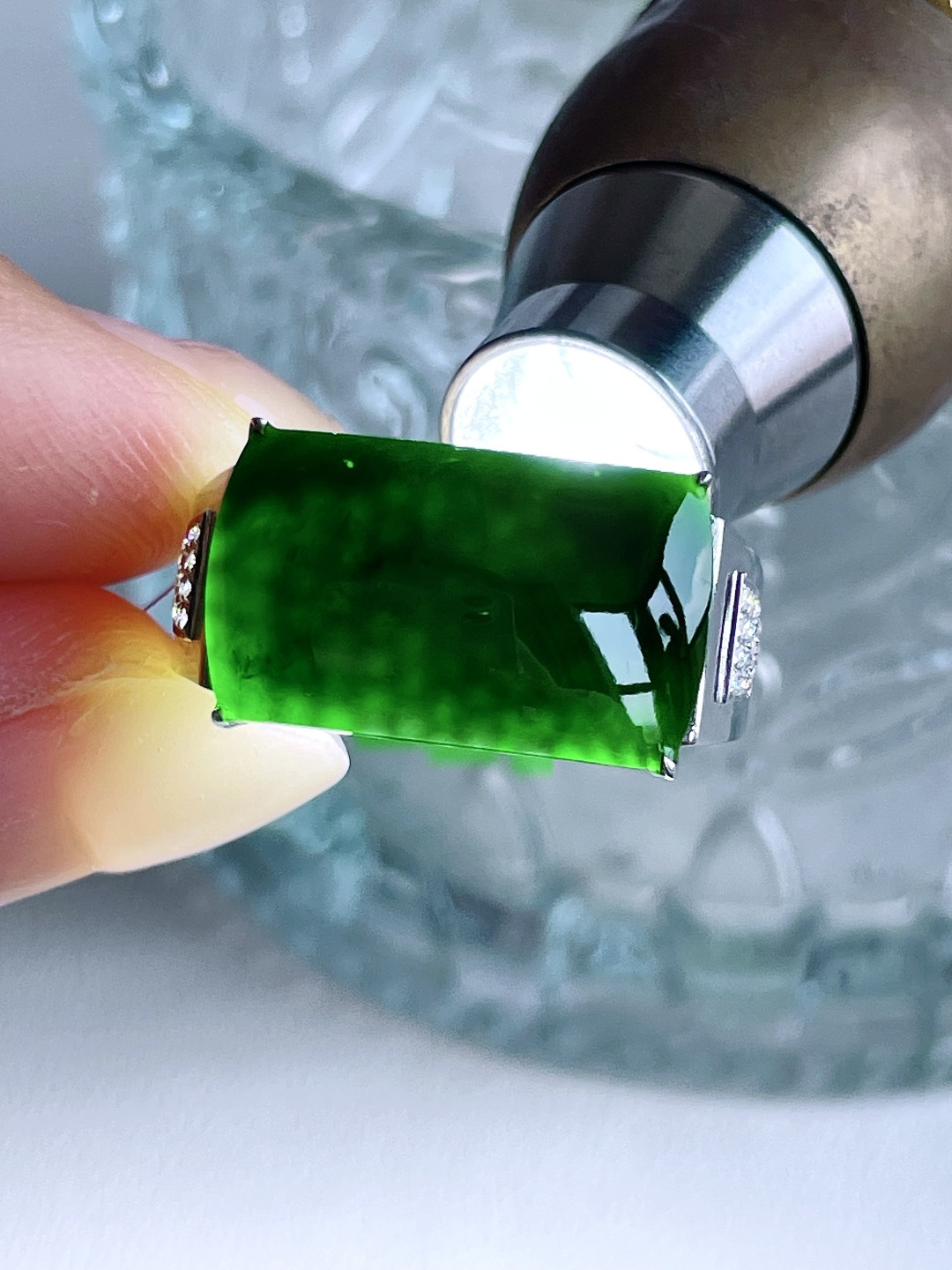 墨翠马鞍戒指，18k金镶嵌，无裂，性比高，18-10.5-2.6，21.5号，4.4克