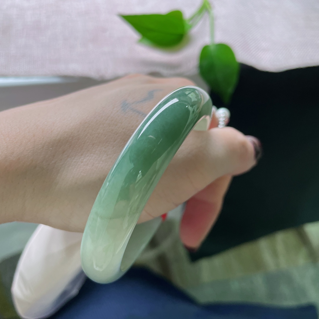 56.4/12.2/7.5，油绿底正圈，颜色渐变，水润，种老，一镯两戴，有棉线，ss48626a