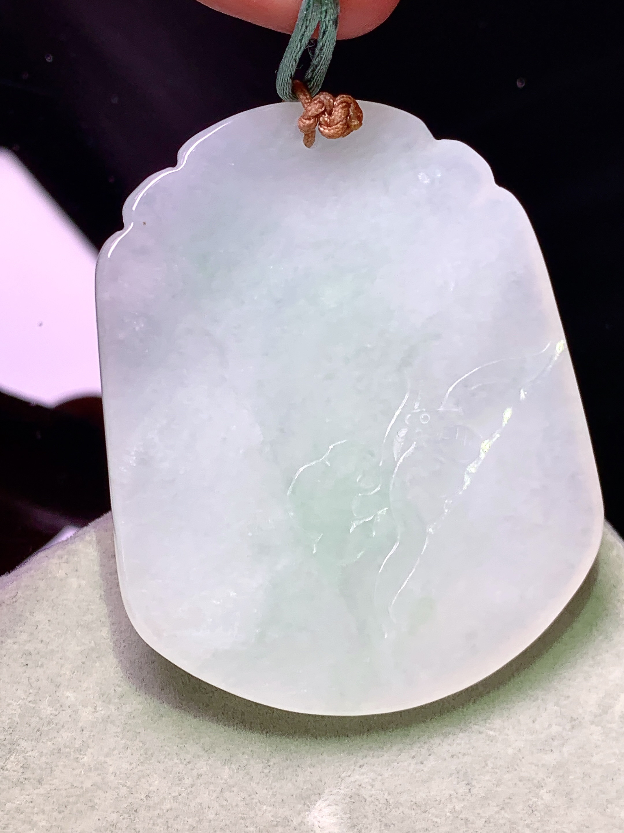 飘绿文殊观音菩萨吊坠 玉质细腻 色泽艳丽清新 水润亮眼 整体尺寸50.2*41.5*6.2b2