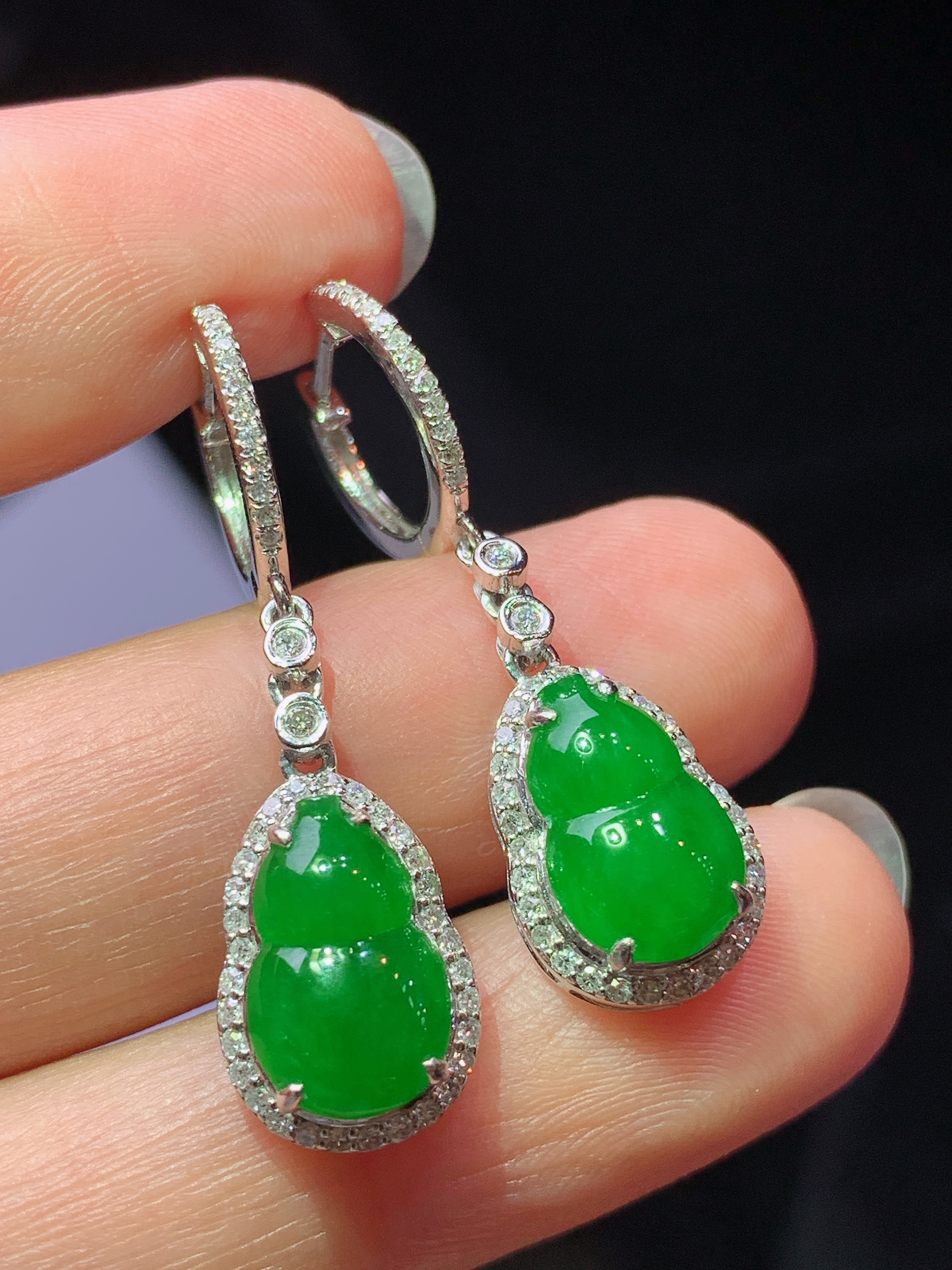18k金钻镶嵌满绿葫芦耳坠 玉质细腻 色泽艳丽清新 水润亮眼 整体尺寸32.6*9.6*6.2f1