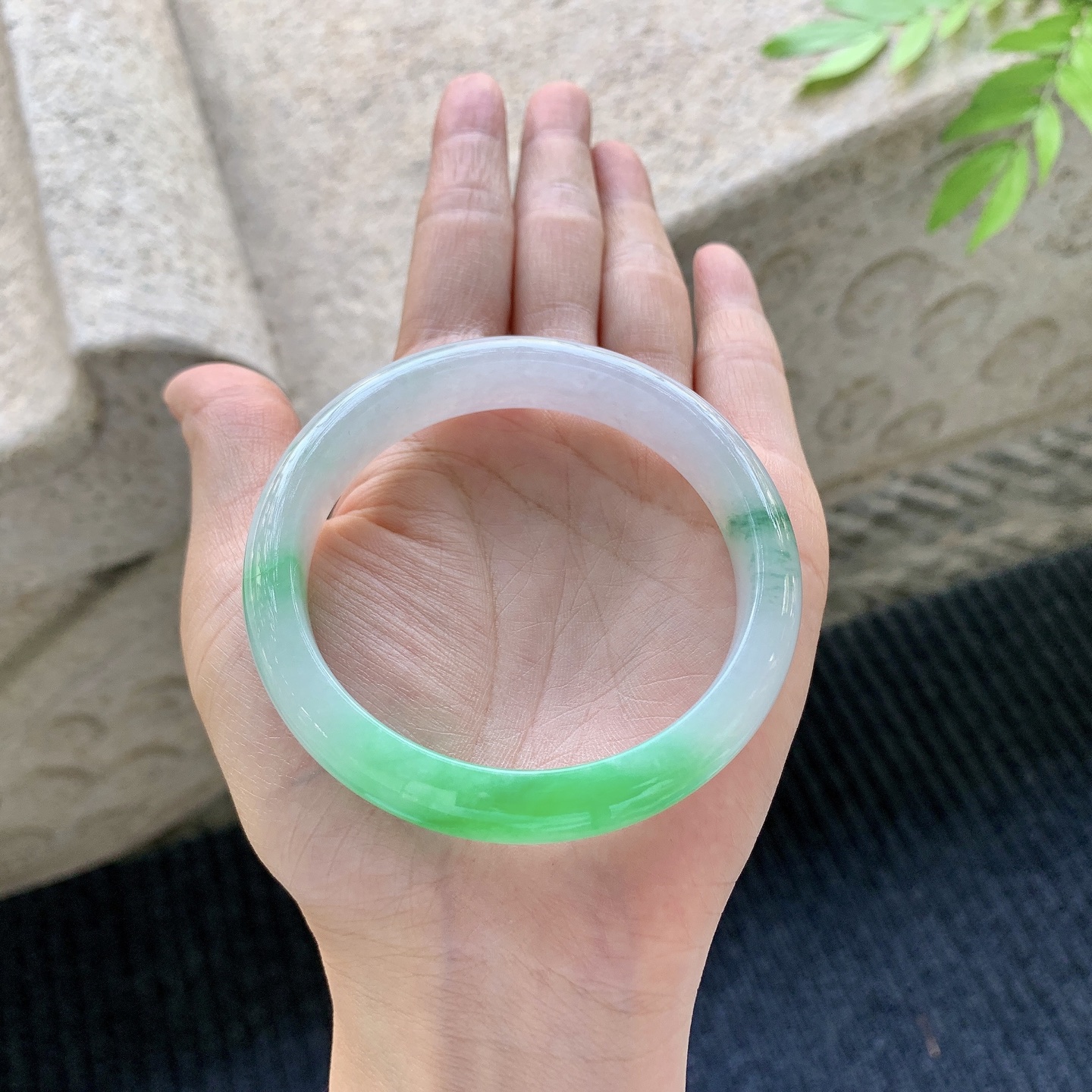 正圈55 56【圈口】56.5/11.5/7.5【编码】G7070562【描述】糯冰飘阳绿，水润，种老，细腻，打灯有棉线