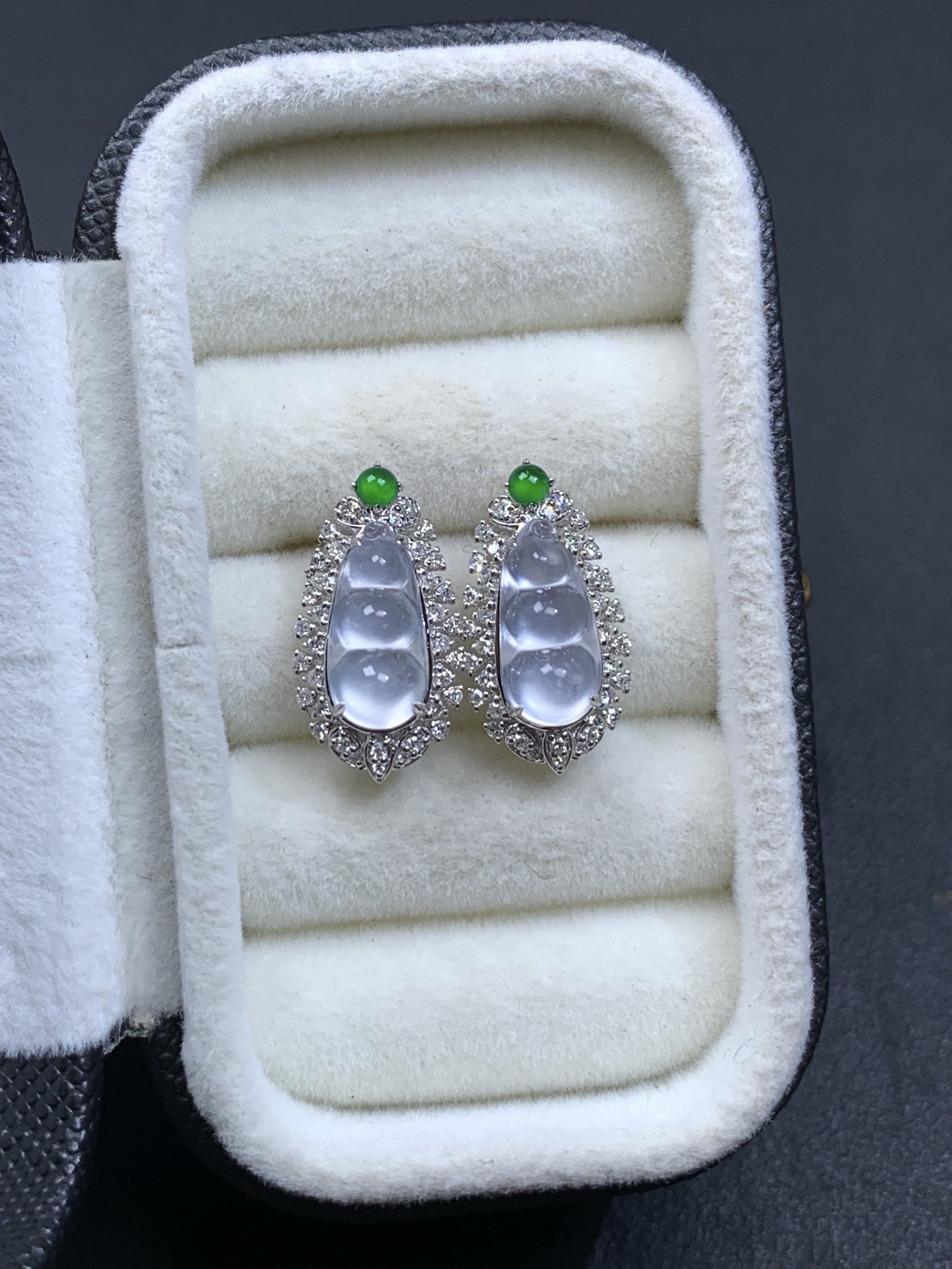 18k金镶嵌炸光福豆耳钉16.9/9/7，裸石10.8/5.2/4.5