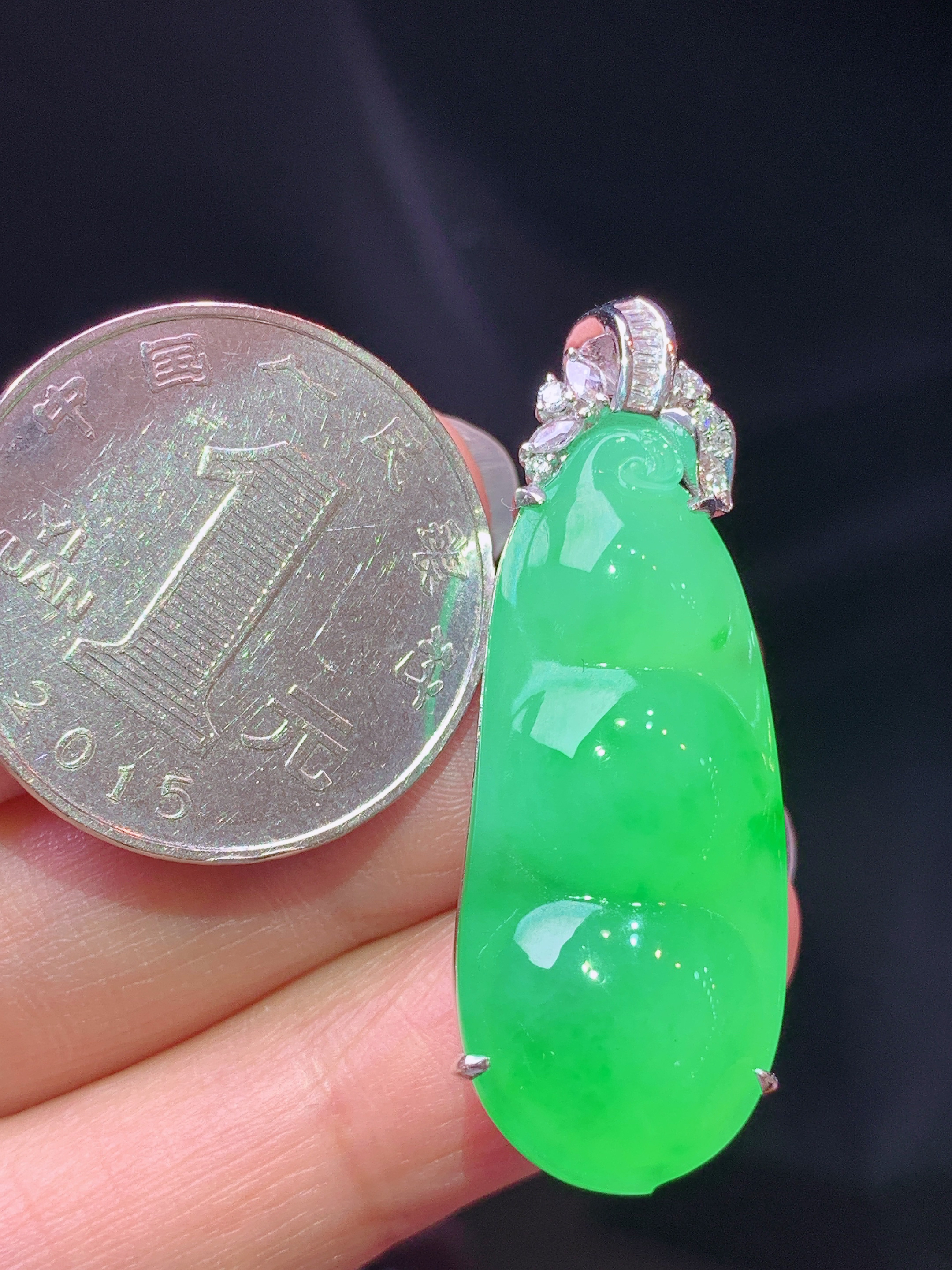 18k金钻镶嵌冰阳绿四季豆吊坠 玉质细腻 色泽艳丽清新 水润亮眼 整体尺寸39.6*14*11.5f1