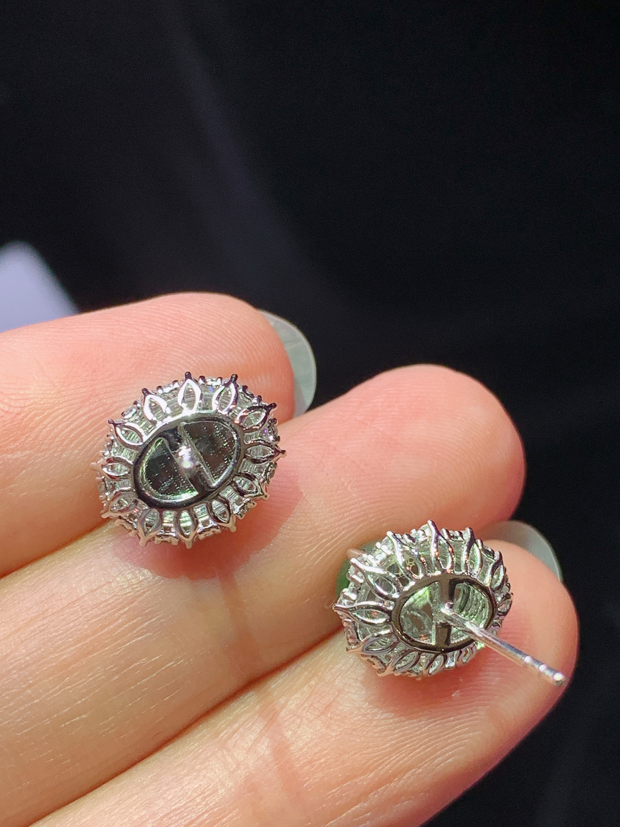 18k金钻镶嵌满绿蛋面耳钉 玉质细腻 色泽艳丽清新 水润亮眼 整体尺寸11.6*9.5*8.8f1