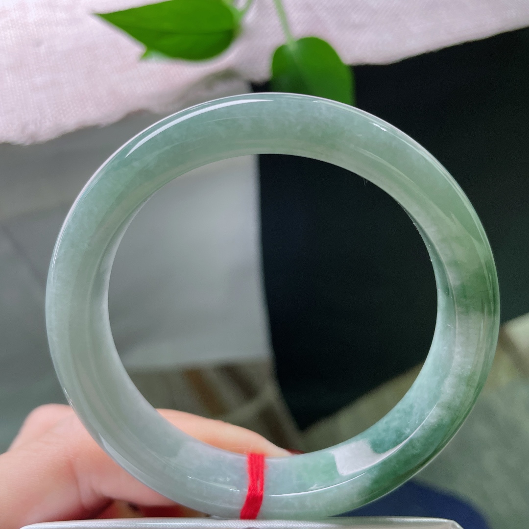 56.9/12/8，油青正圈，肉质细腻，水润，深浅相依，别有意境，一点皮纹不显，ss49281a