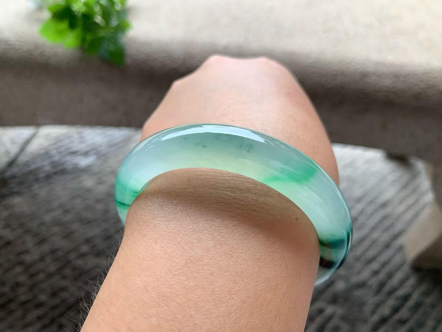 飘阳绿正圈手镯尺寸55.5*12.5*8.5 老种，通体冰透，水头充盈，果冻感十足，翠色鲜阳，灵气清雅！