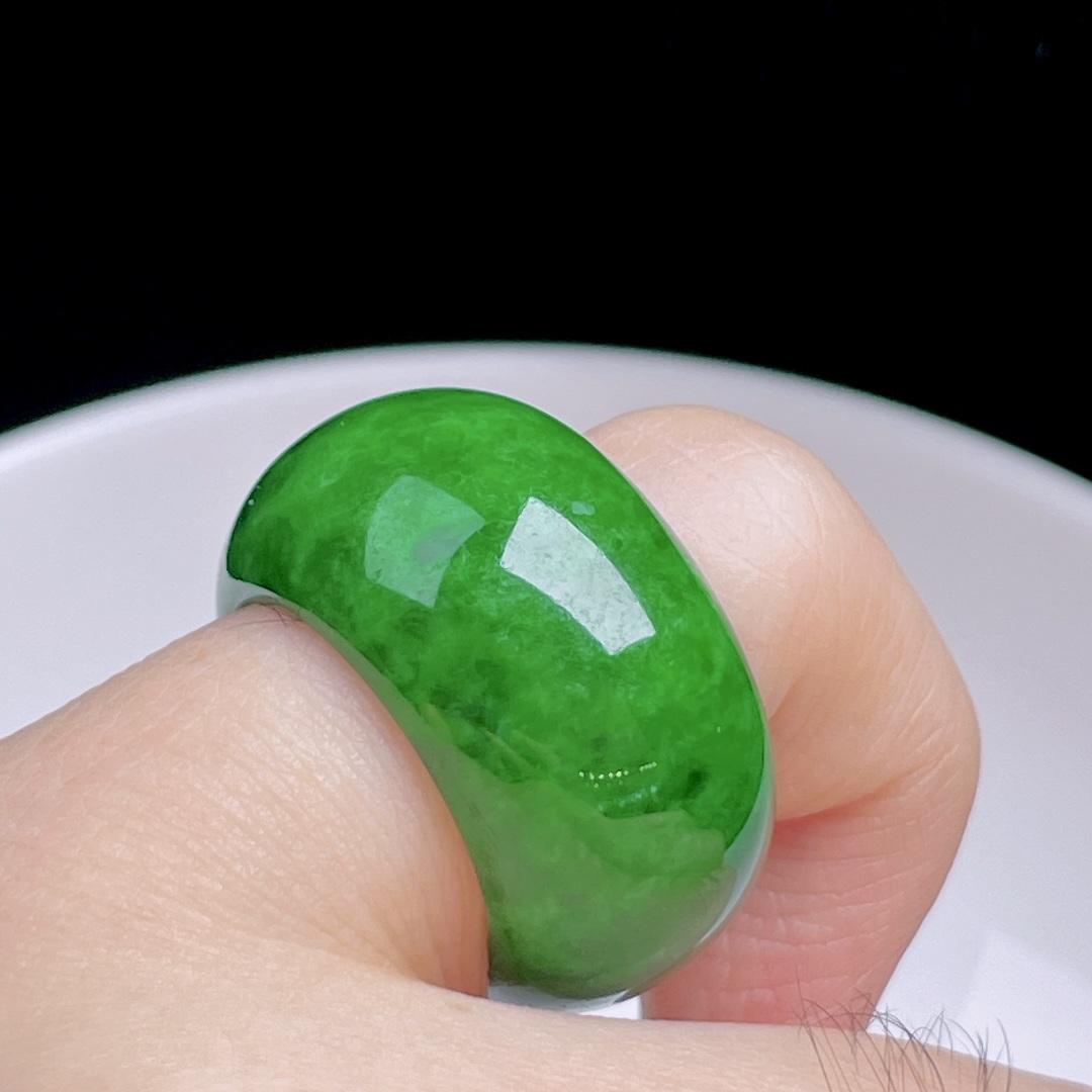 ️ 辣绿扳指 色辣无比，种老水润，尺寸：25.6/13.3/5，圈口：11.5#