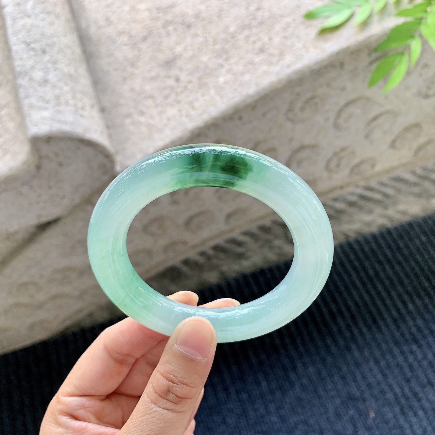 圆条53 54【圈口】53.7/12/12【编码】A1062251【描述】糯冰飘绿花，水润，种老，细腻，无裂