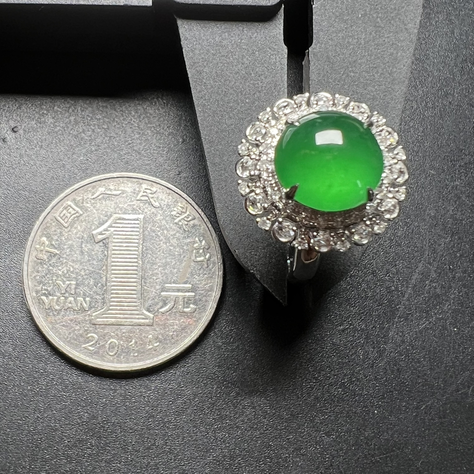 满绿戒指，种好饱满，整体16.6*15.5*12.9 裸石尺寸9.7*9.3*5.5