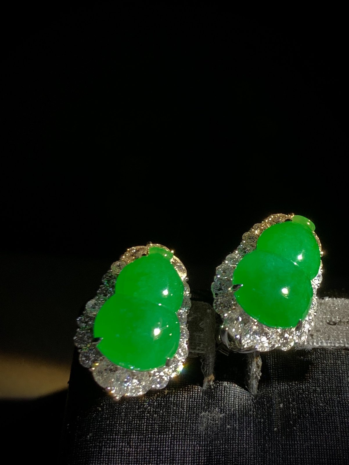 葫芦耳拍耳钉，裸石16-11-4.5mm，
整体21.5-14.8-9.5mm，
18K金，南非钻，11.66g，