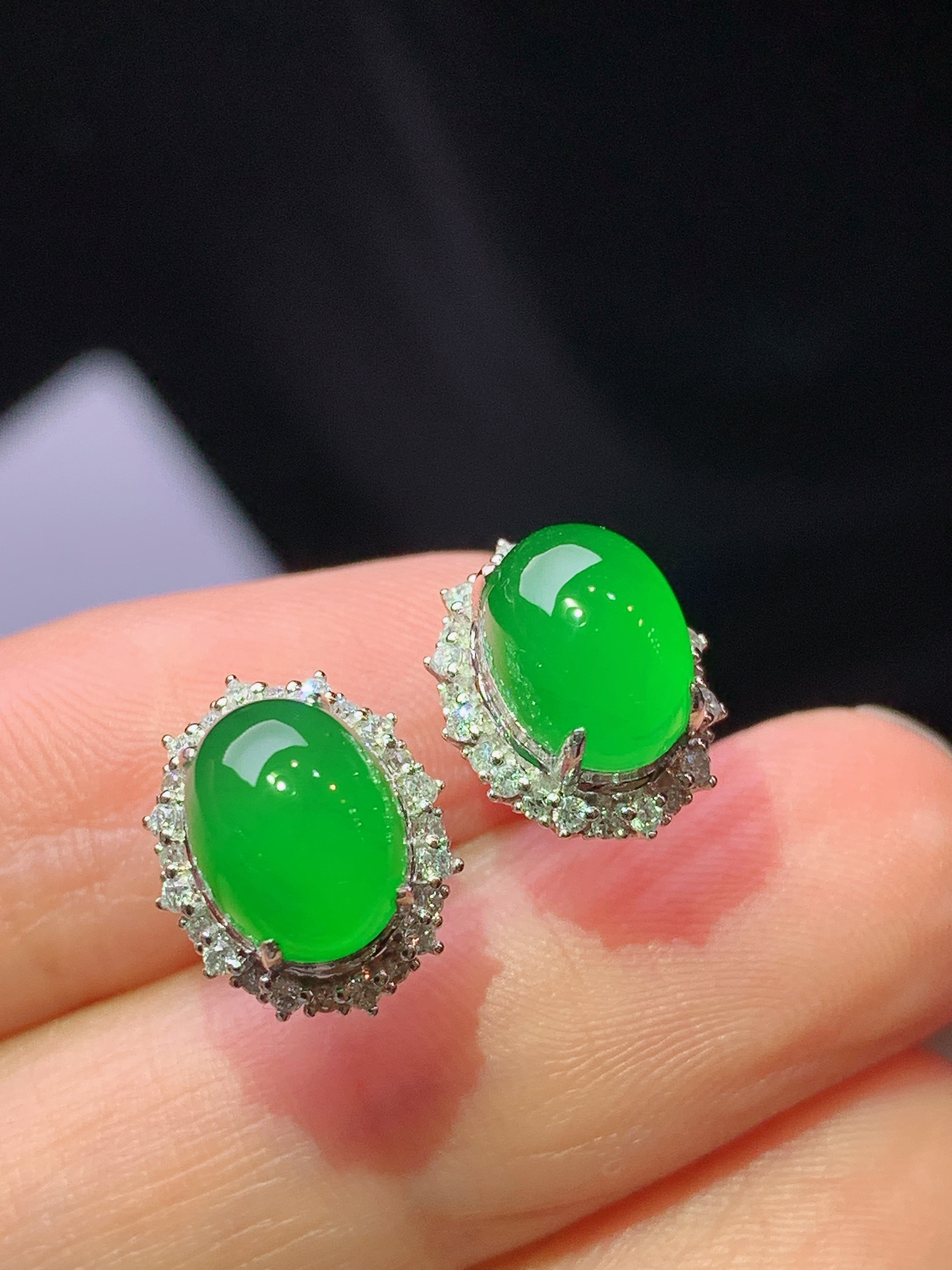 18k金钻镶嵌满绿蛋面耳钉 玉质细腻 色泽艳丽清新 水润亮眼 整体尺寸11.6*9.5*8.8f1
