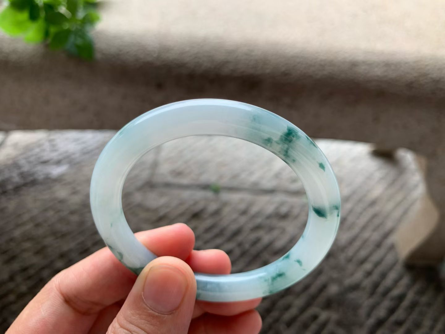 飘蓝花圆条手镯尺寸51.5*8*8 种质细腻，釉洁水润，蓝花灵动飘逸，栩栩如生！