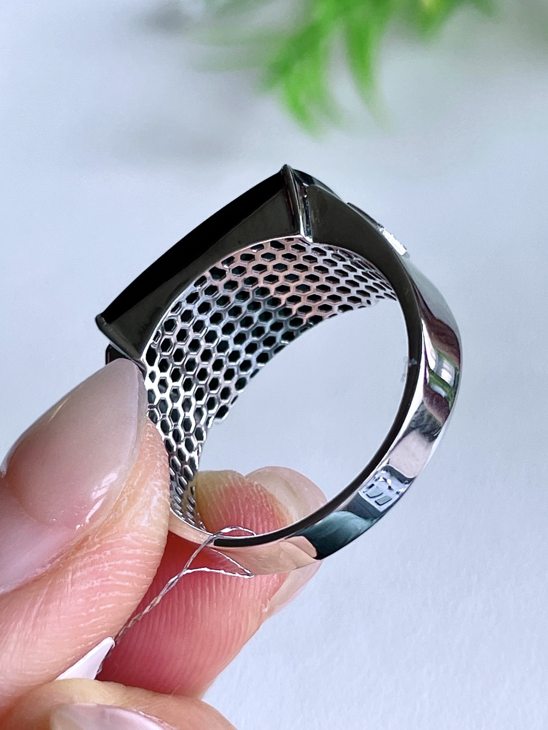 墨翠马鞍戒指，18k金镶嵌，无裂，性比高，18-10.5-2.6，21.5号，4.4克