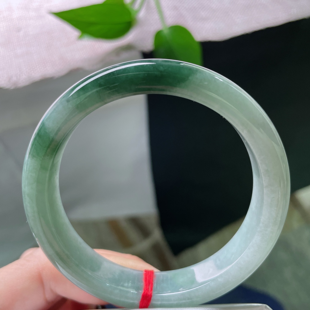 56.9/12/8，油青正圈，肉质细腻，水润，深浅相依，别有意境，一点皮纹不显，ss49281a
