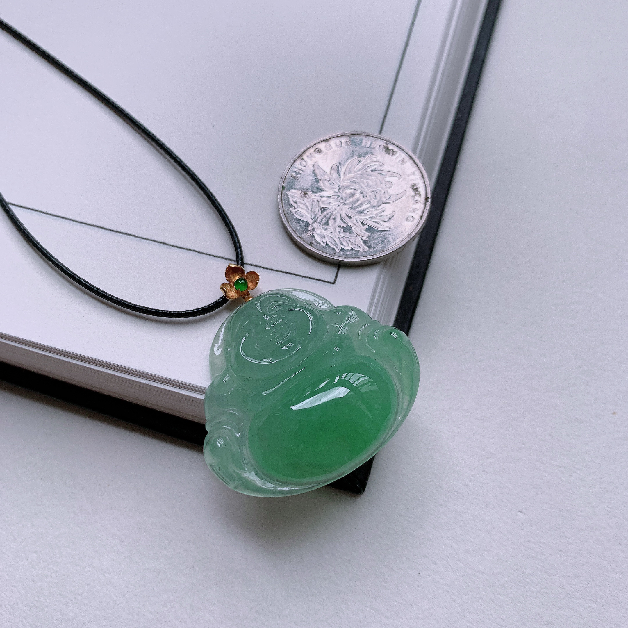18K镶嵌天然翡翠缅甸A货冰润飘绿大肚佛公吊坠 9.71克