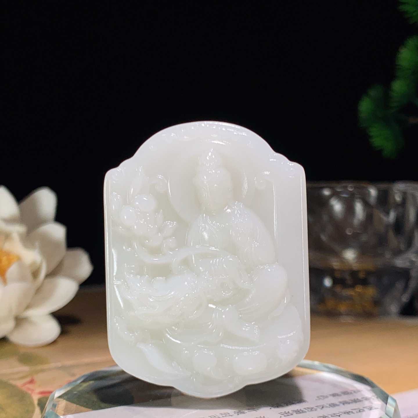 新疆和田玉大势至菩萨牌子挂件 尺寸50/37/11重39.5克。玉质细腻油润。手推出油。佩戴高端典雅