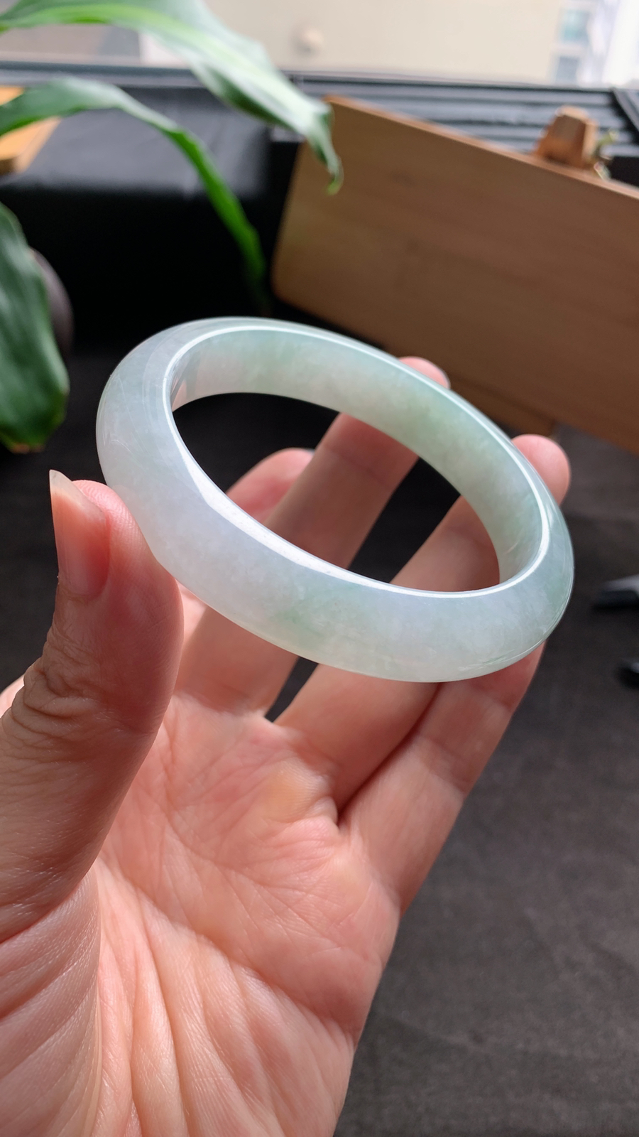 57圈口 天然A货翡翠底色绿手镯 种水好