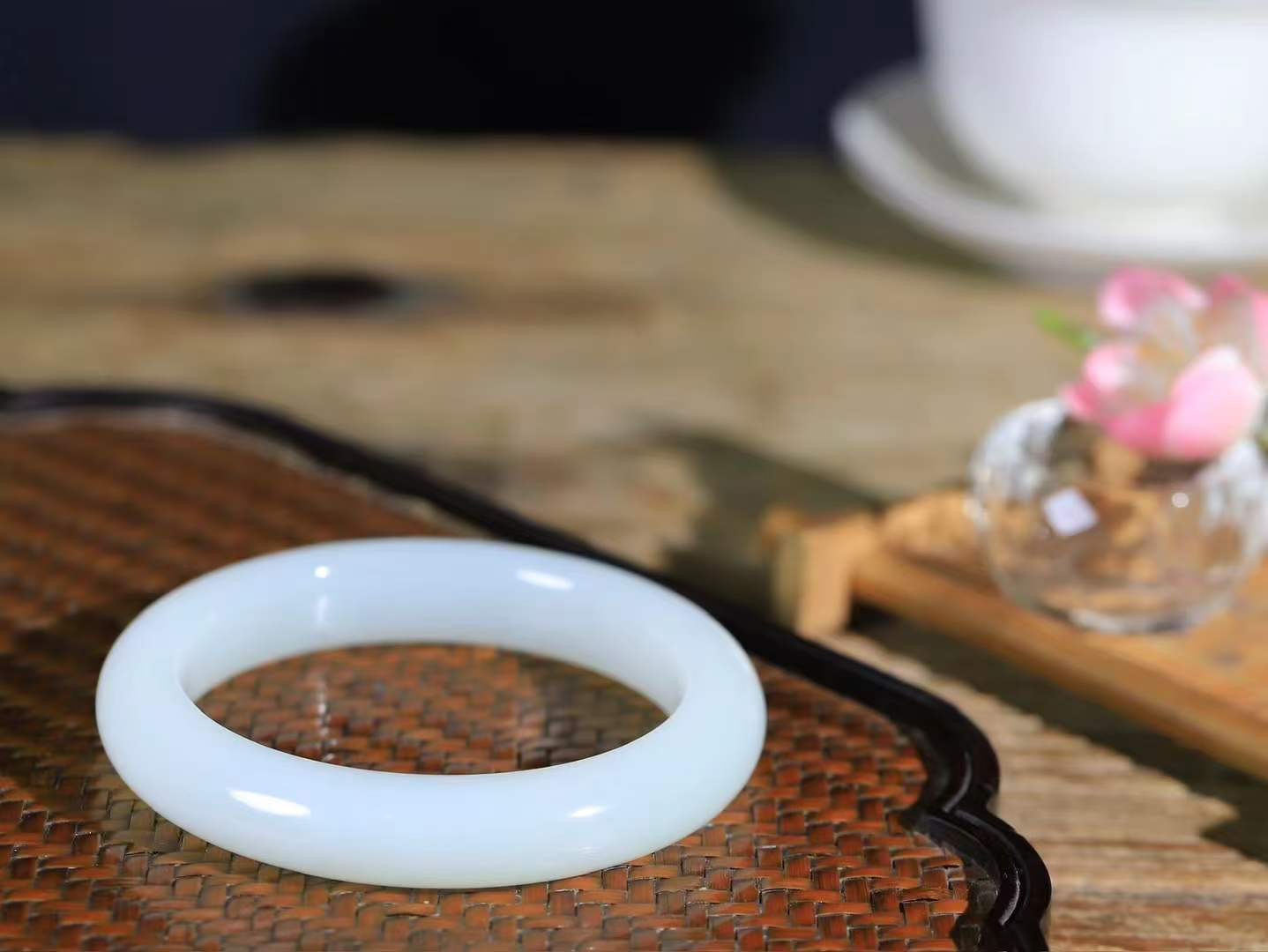 【情有独钟.手镯】

精品和田玉白玉手镯 玉质温润细腻 油性十足 手感舒适，高华雅逸，线条流畅，简