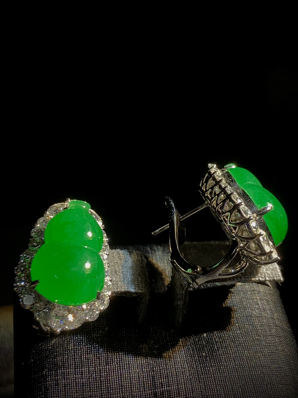 葫芦耳拍耳钉，裸石16-11-4.5mm，
整体21.5-14.8-9.5mm，
18K金，南非钻，11.66g，