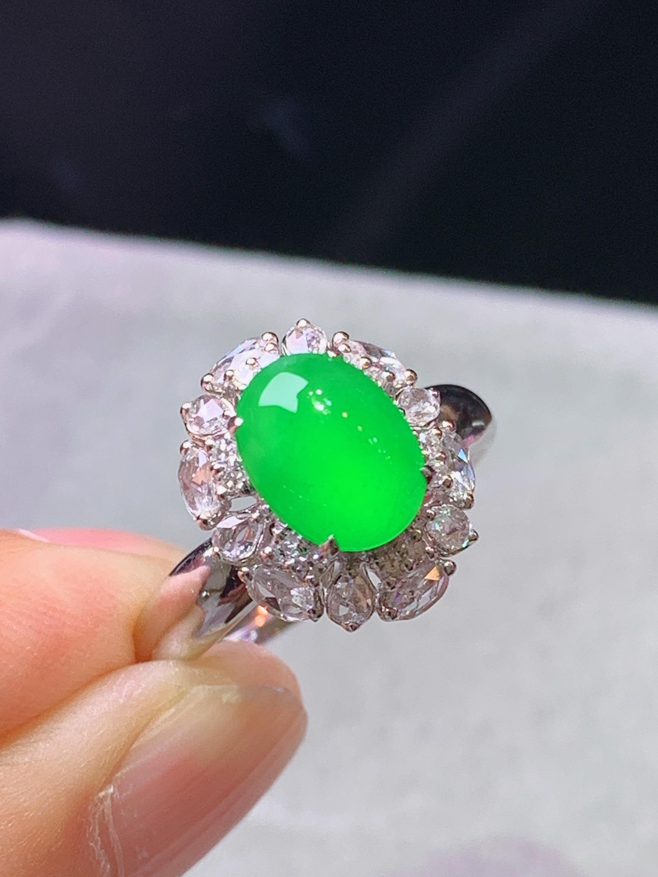 18k金钻镶嵌冰阳绿蛋面戒指 玉质细腻 色泽艳丽清新 水润亮眼 圈口14 整体尺寸13.5*11.5