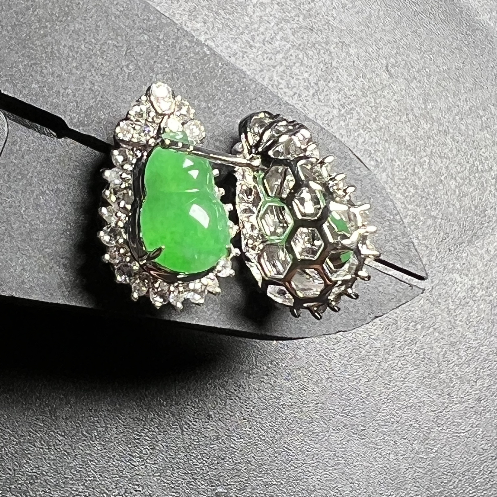 满色葫芦耳钉水头足饱满，整体尺寸16*10.7*8.2 祼石尺寸9.5*6.1*4